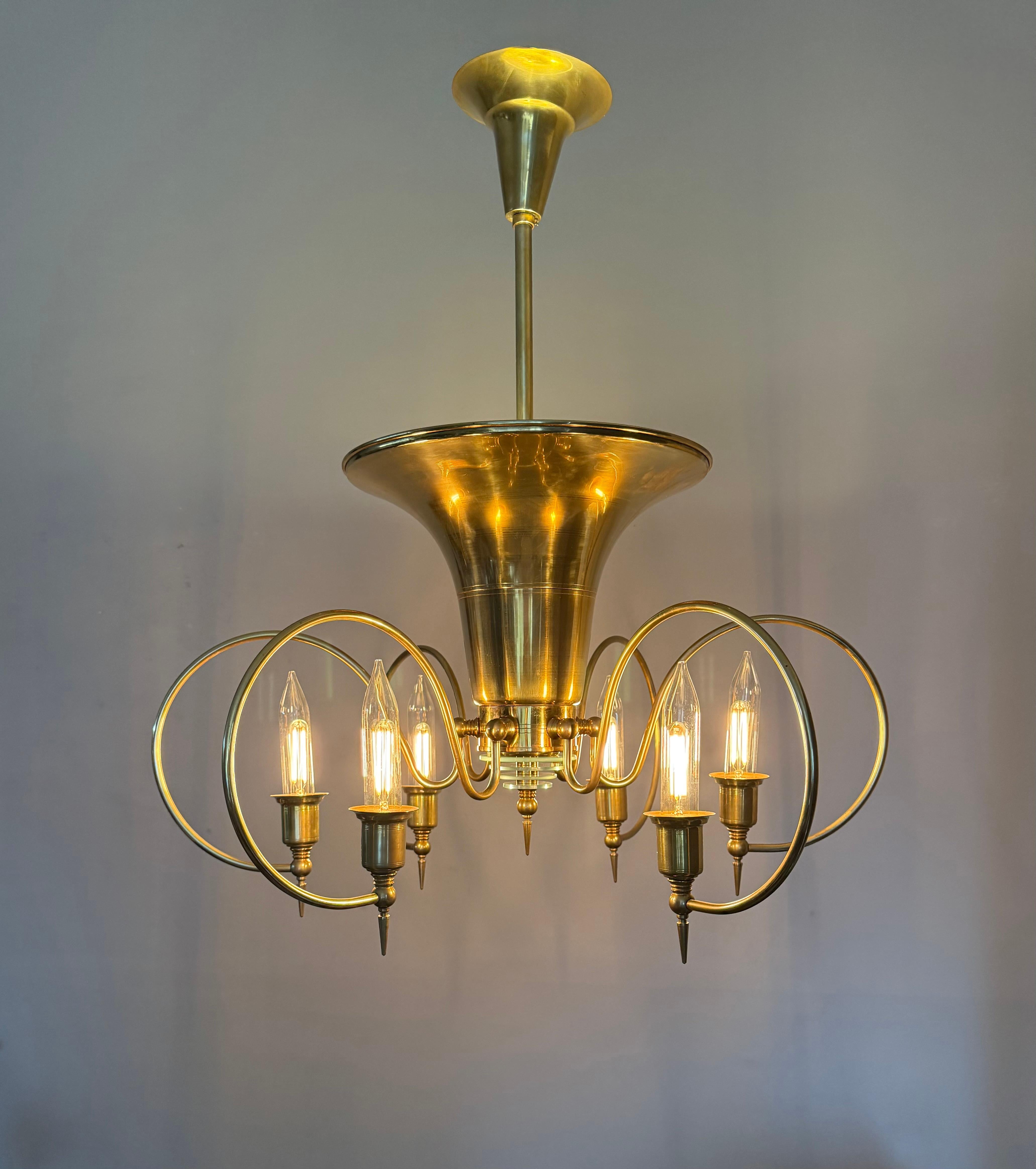 Top Design & Large Art Deco Style Brass and Glass Eight-Light Chandelier en vente 8