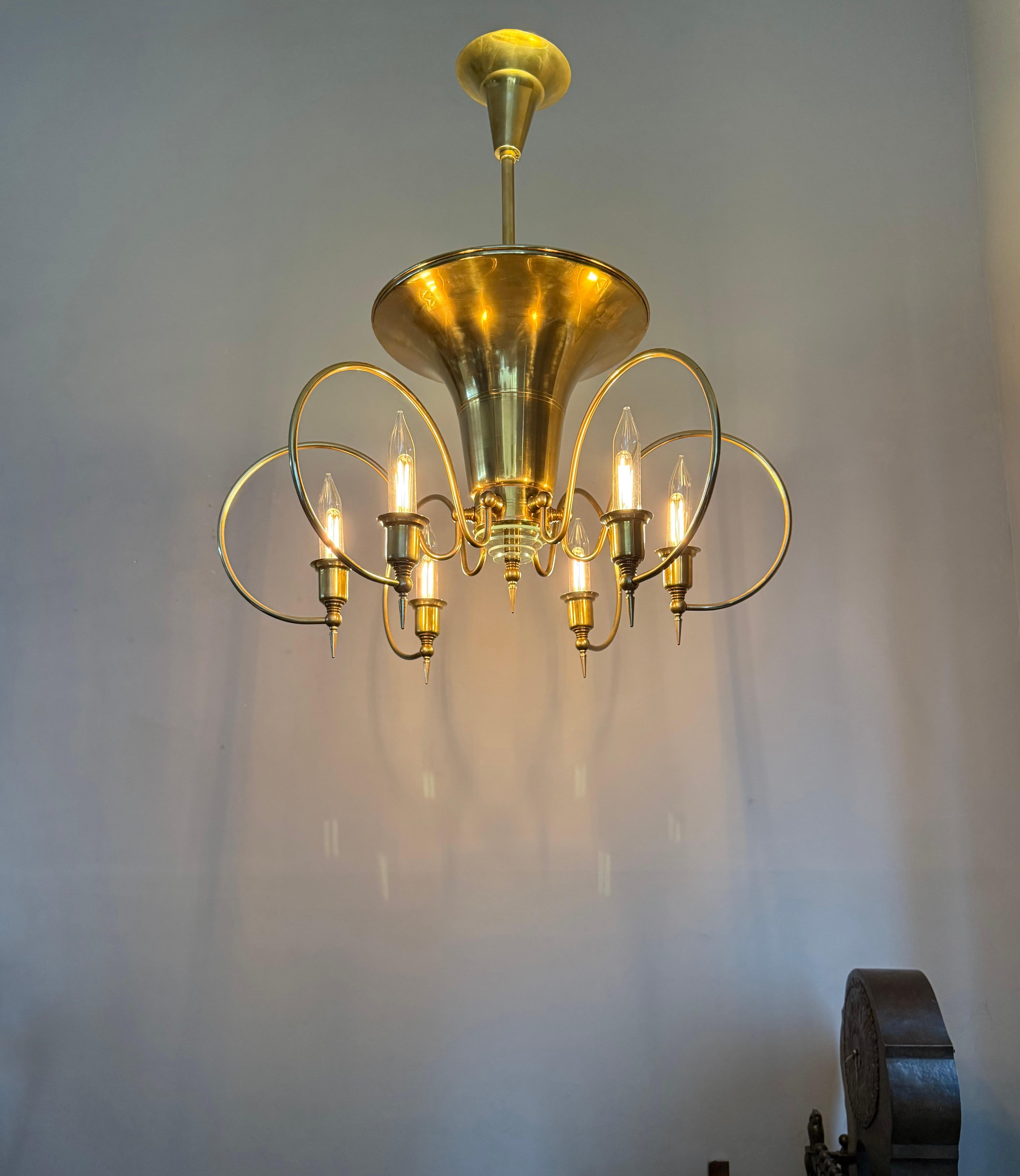 Top Design & Large Art Deco Style Brass and Glass Eight-Light Chandelier en vente 10