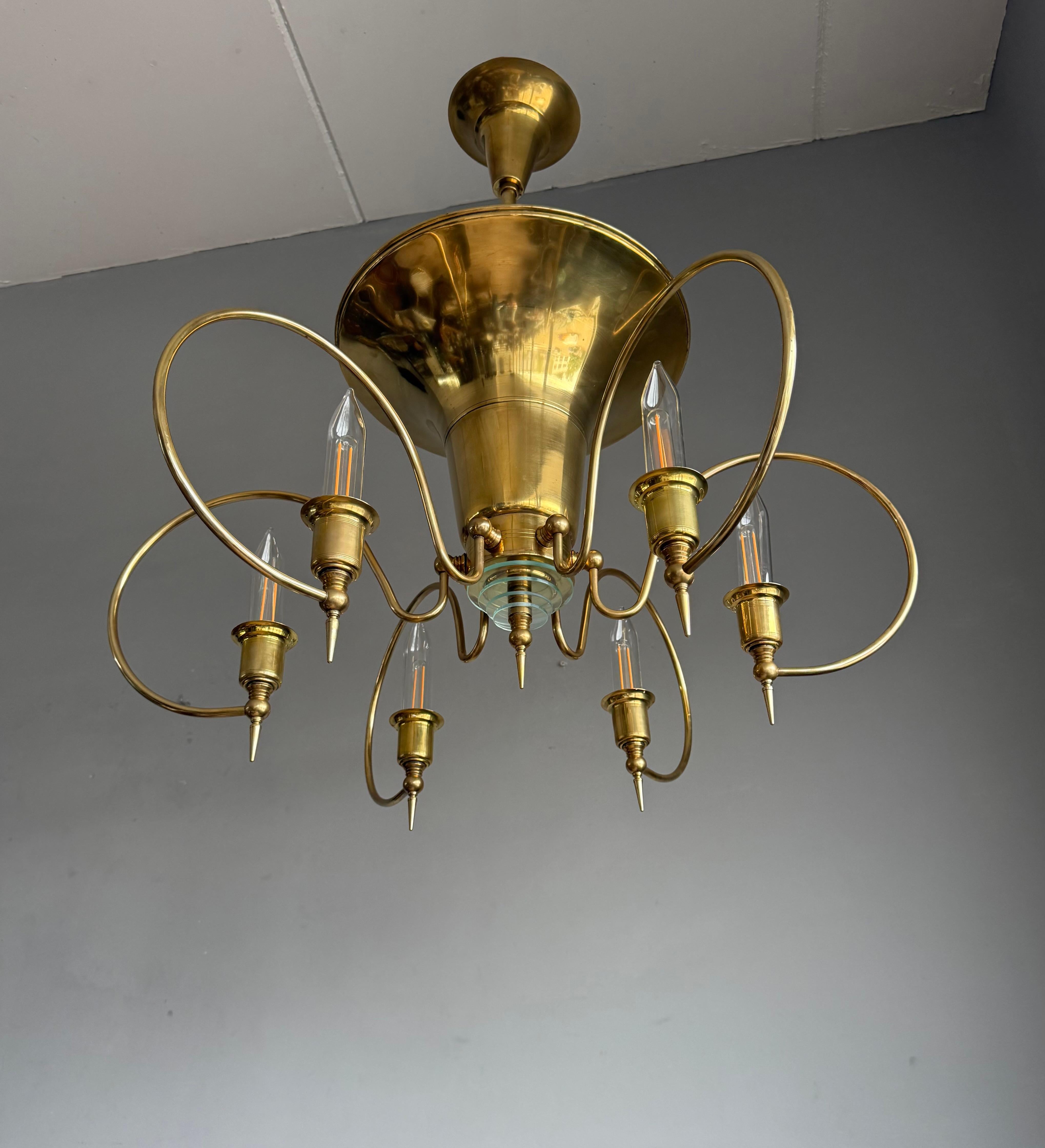 Métal Top Design & Large Art Deco Style Brass and Glass Eight-Light Chandelier en vente