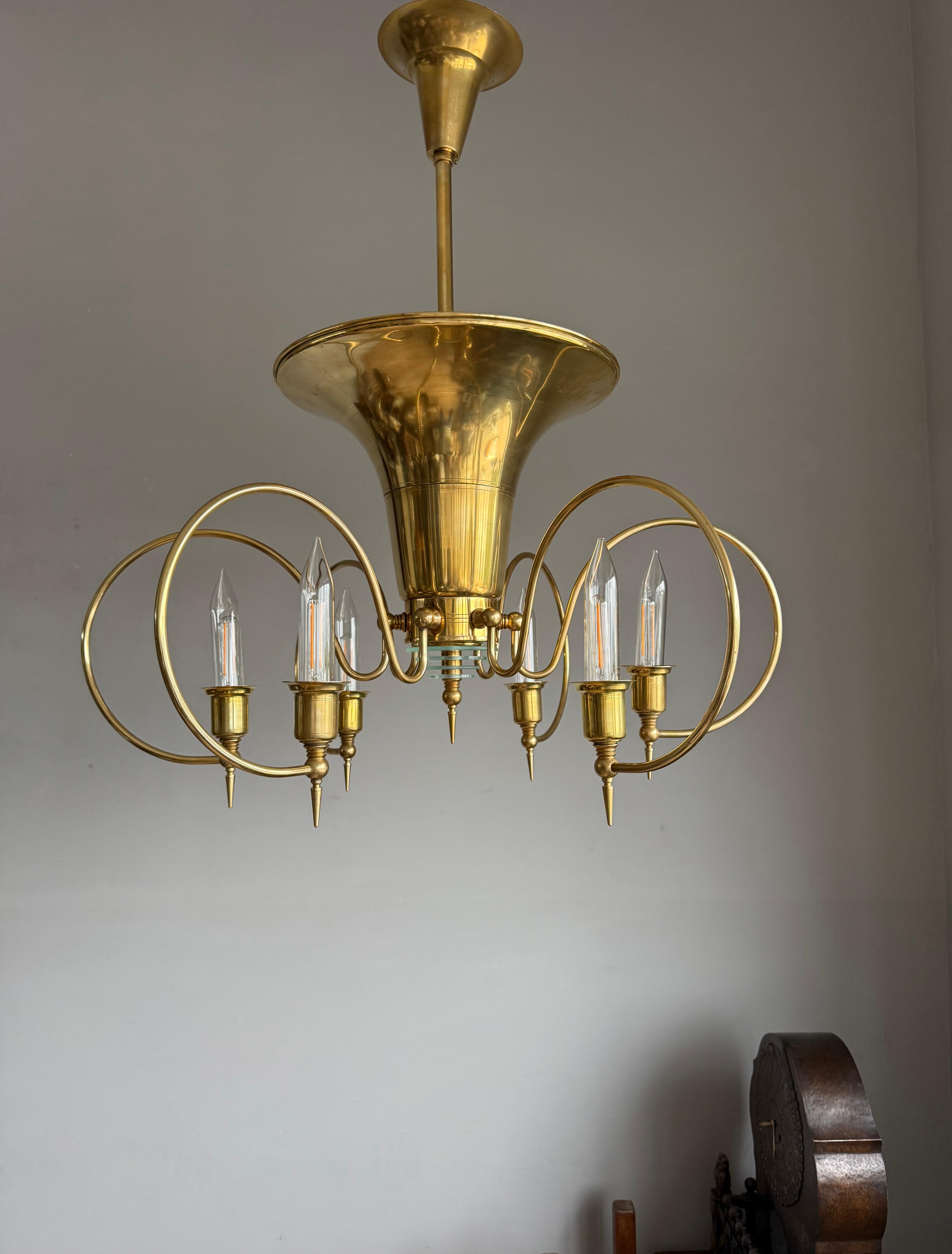 Top Design & Large Art Deco Style Brass and Glass Eight-Light Chandelier en vente 1