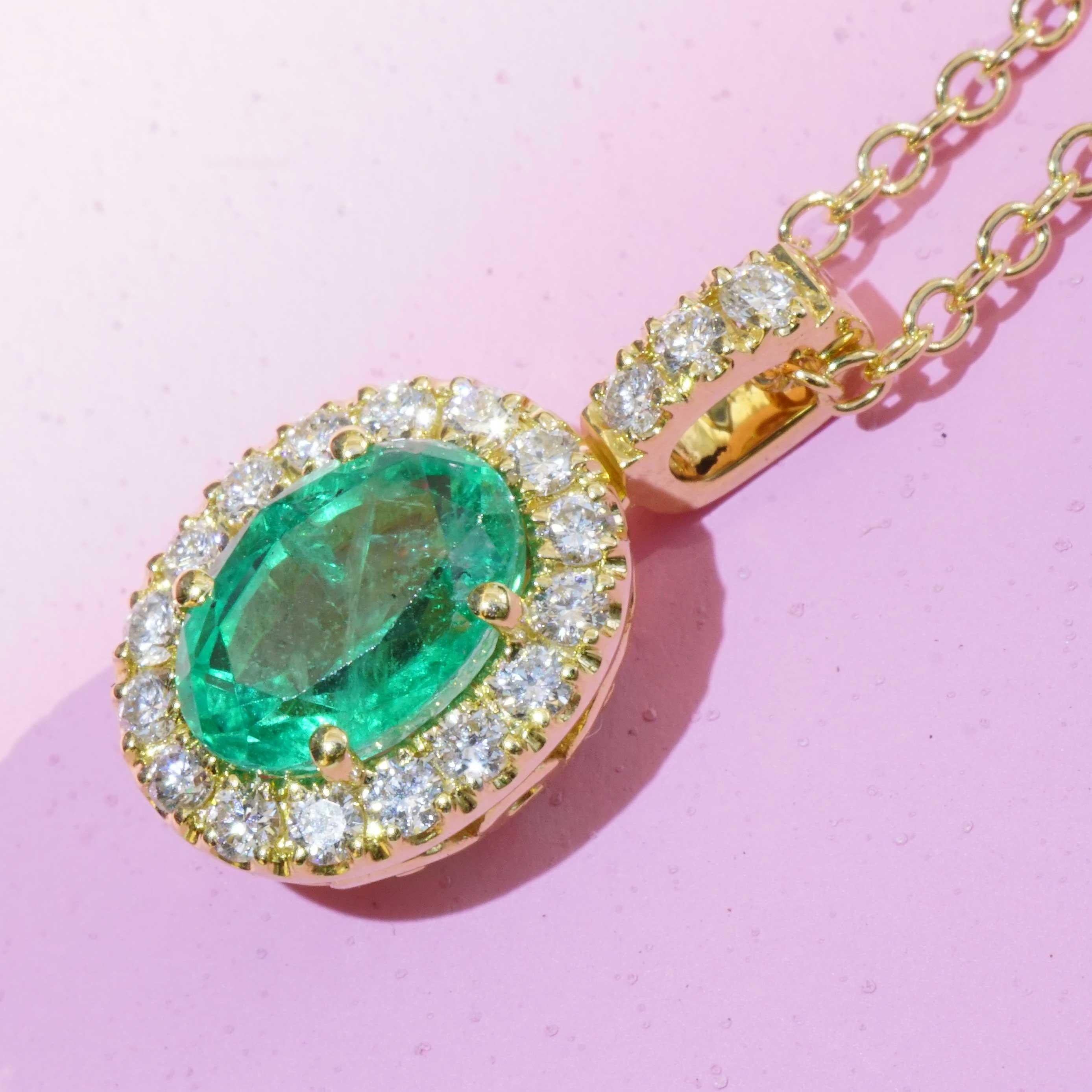 fabriqué dans une entreprise italienne traditionnelle à Valenza Émeraude EXTRÊMEMENT FINE d'environ 0,90 ct , AAA+, d'une taille d'environ 7 x 4,5 mm distribution des couleurs/brillance/transparence très bonne et une large couronne de diamants