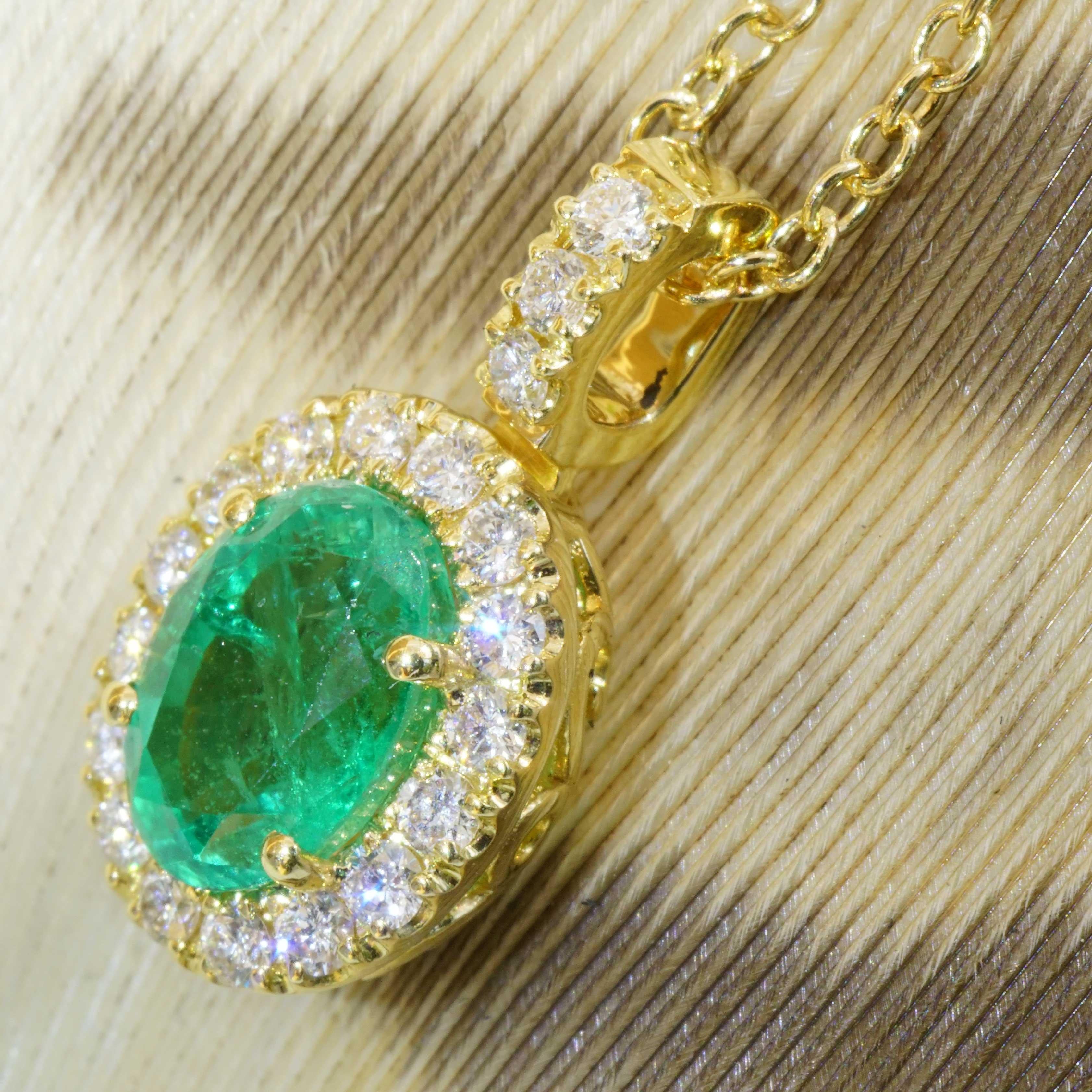 Taille cabochon Top Emerald Brilliante Pendentif avec chaîne Or jaune 18 kt 0.90 ct AAA+ en vente