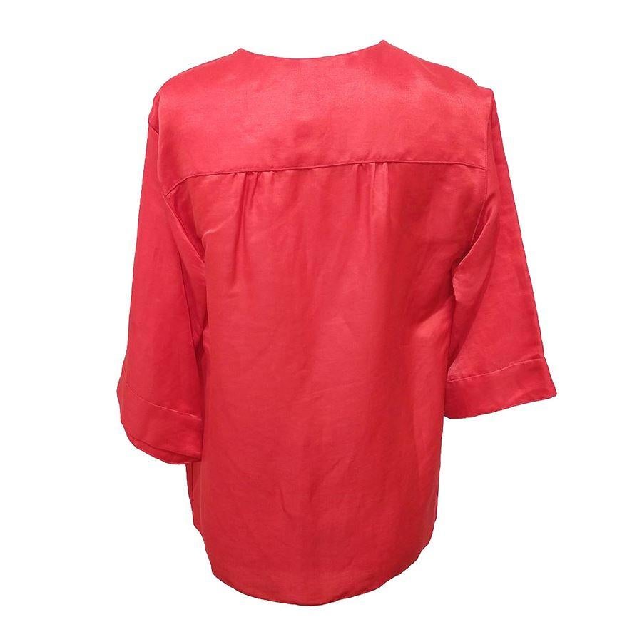 Linen (50%) Cotton (31%) Silk (19%) Red color Wide 3/4 sleeves V-neck closed by a button Overfit Total length cm 68 (2677 inches) Shoulders cm 435 (1712 inches) US size 6 italian size 42
