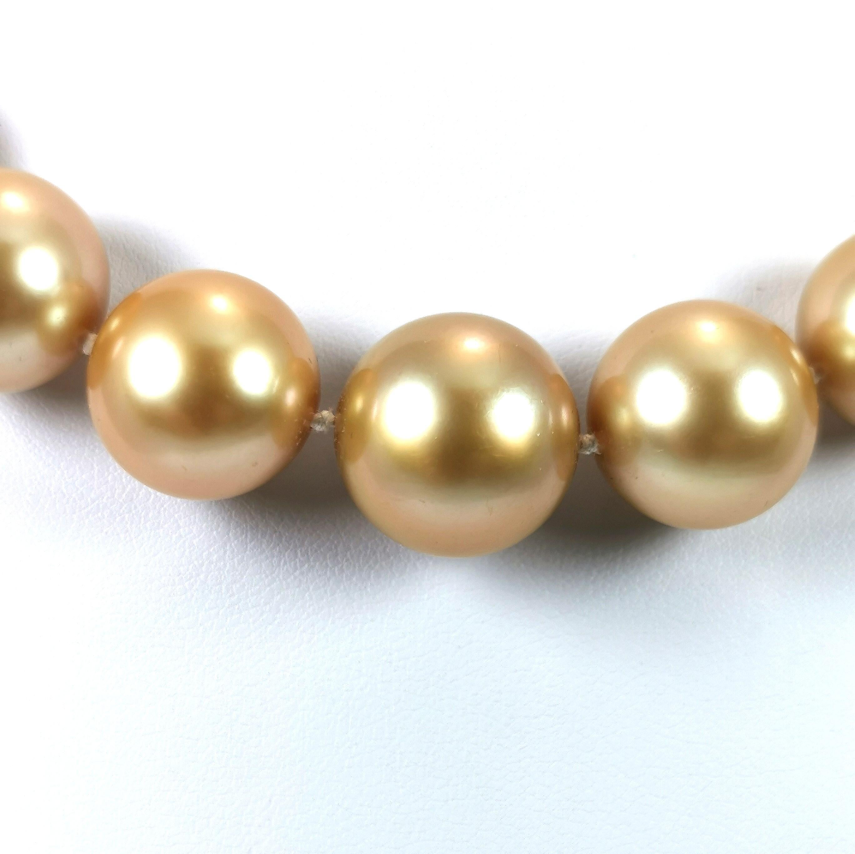 Art Nouveau Top Gem Golden Southsea Necklace with 18k Gold Diamonds Clasp For Sale