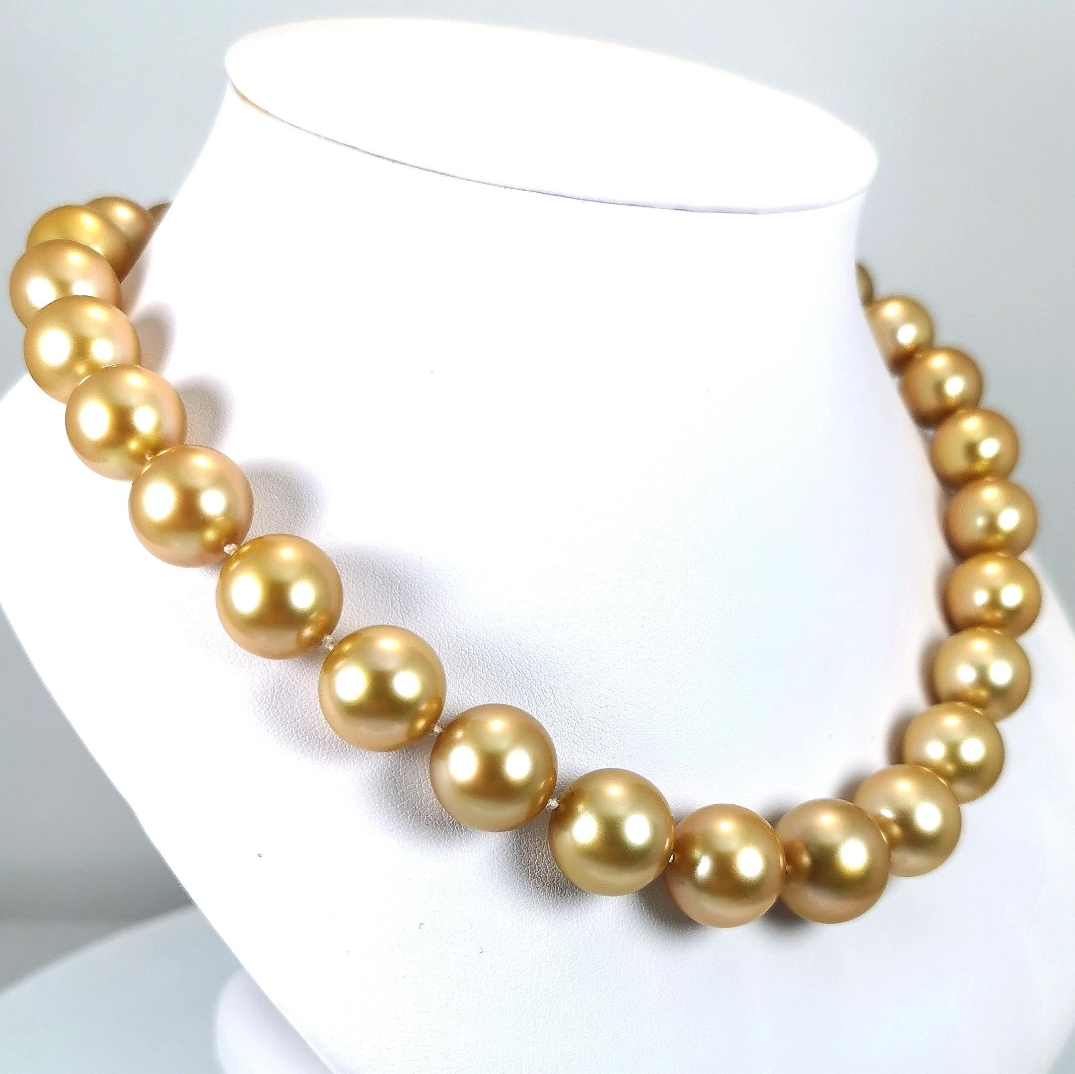 Top Gem Golden Southsea Necklace with 18k Gold Diamonds Clasp In New Condition For Sale In Préverenges, VD
