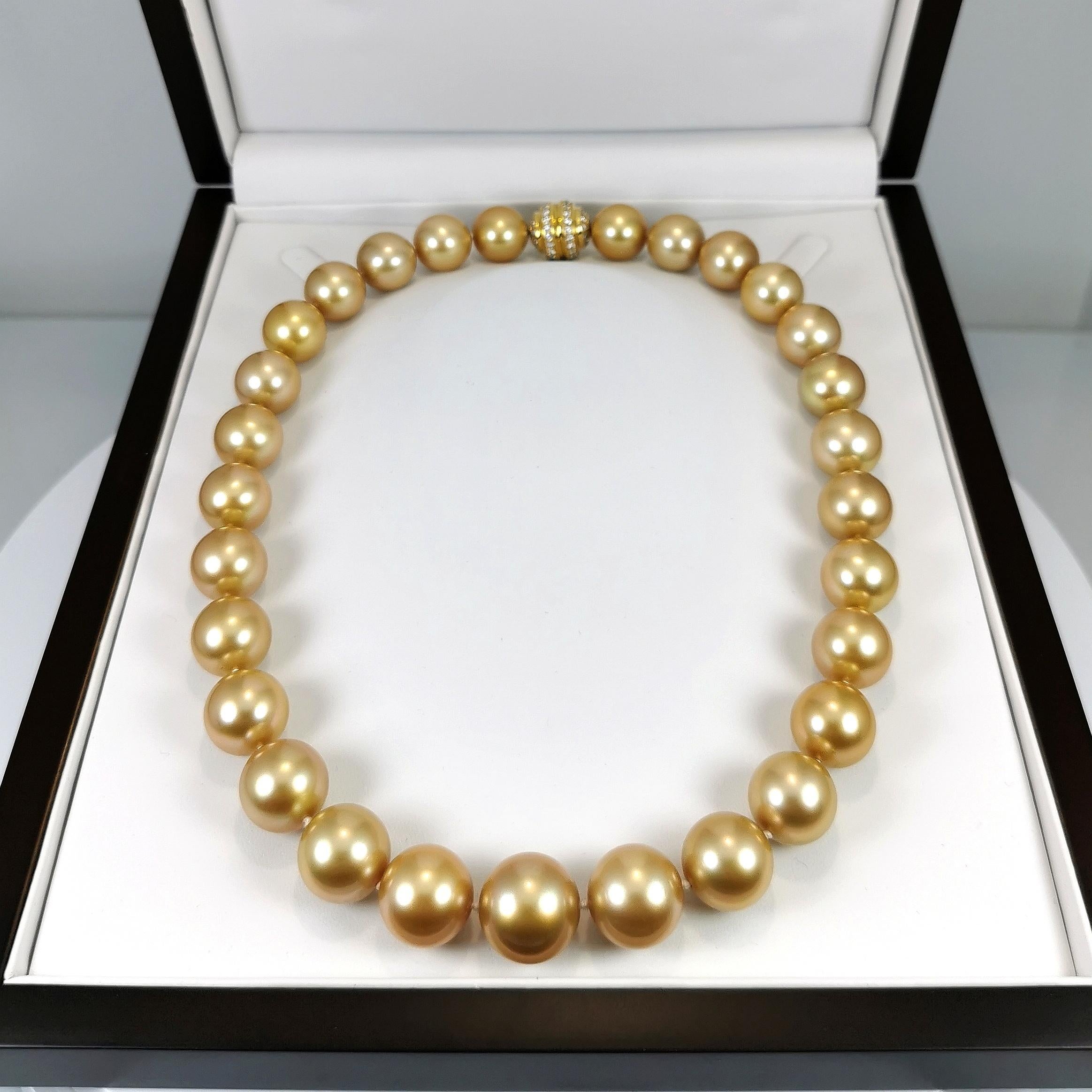 Top Gem Golden Southsea Necklace with 18k Gold Diamonds Clasp For Sale 3