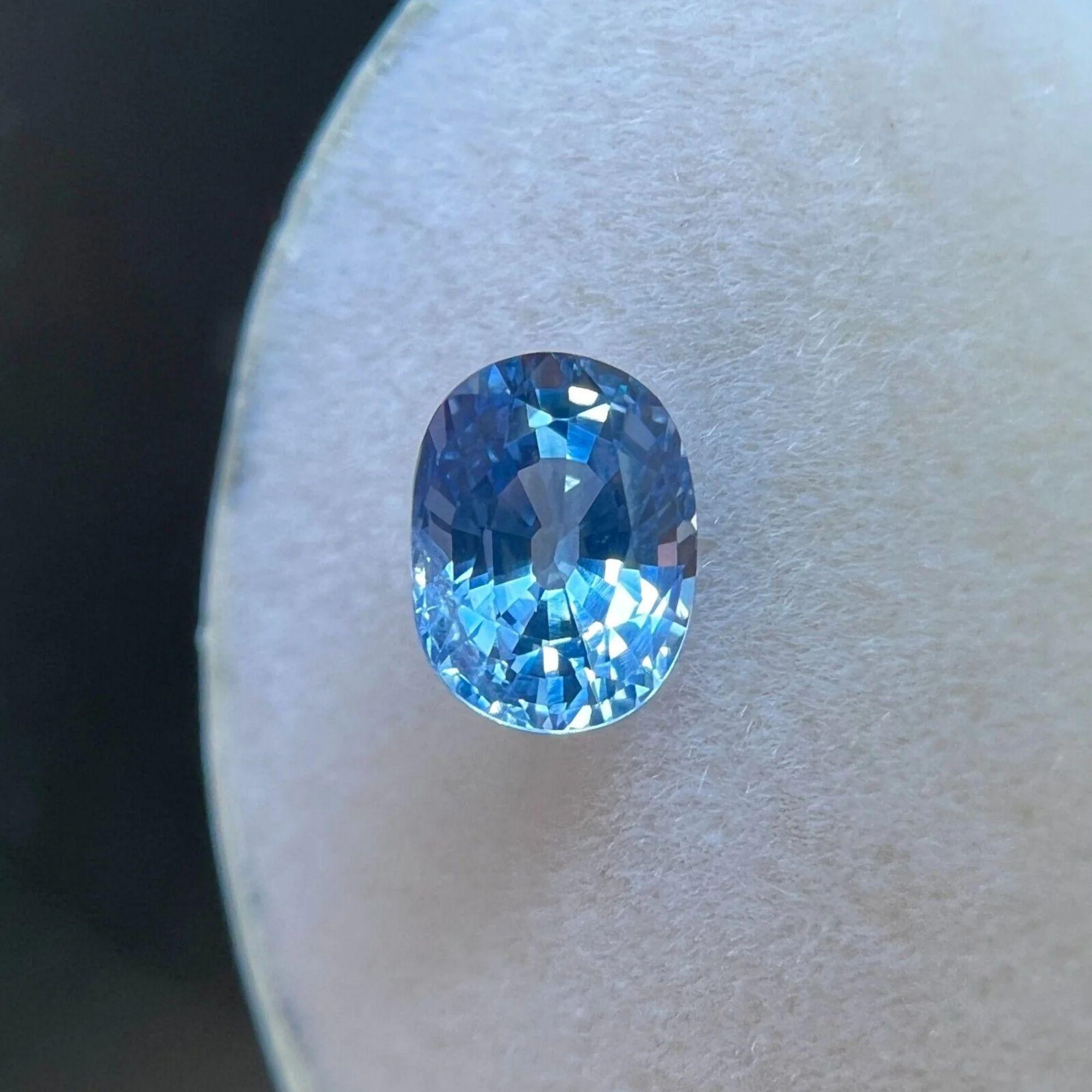 Saphir bleu vif naturel de Ceylan de 1,11 carat, taille ovale, Sri Lanka 6,5 x 5 mm Unisexe en vente