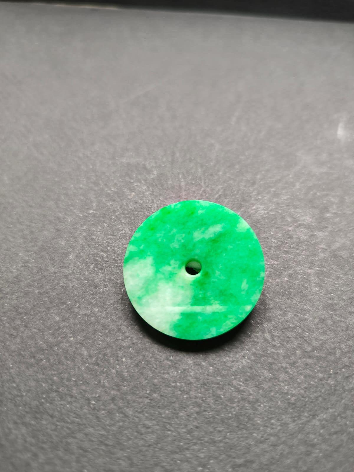 Top Grade Natural Icy Type Imperial Green Halo Donut Jadeite Jade Loose Stone In New Condition For Sale In Kowloon, HK