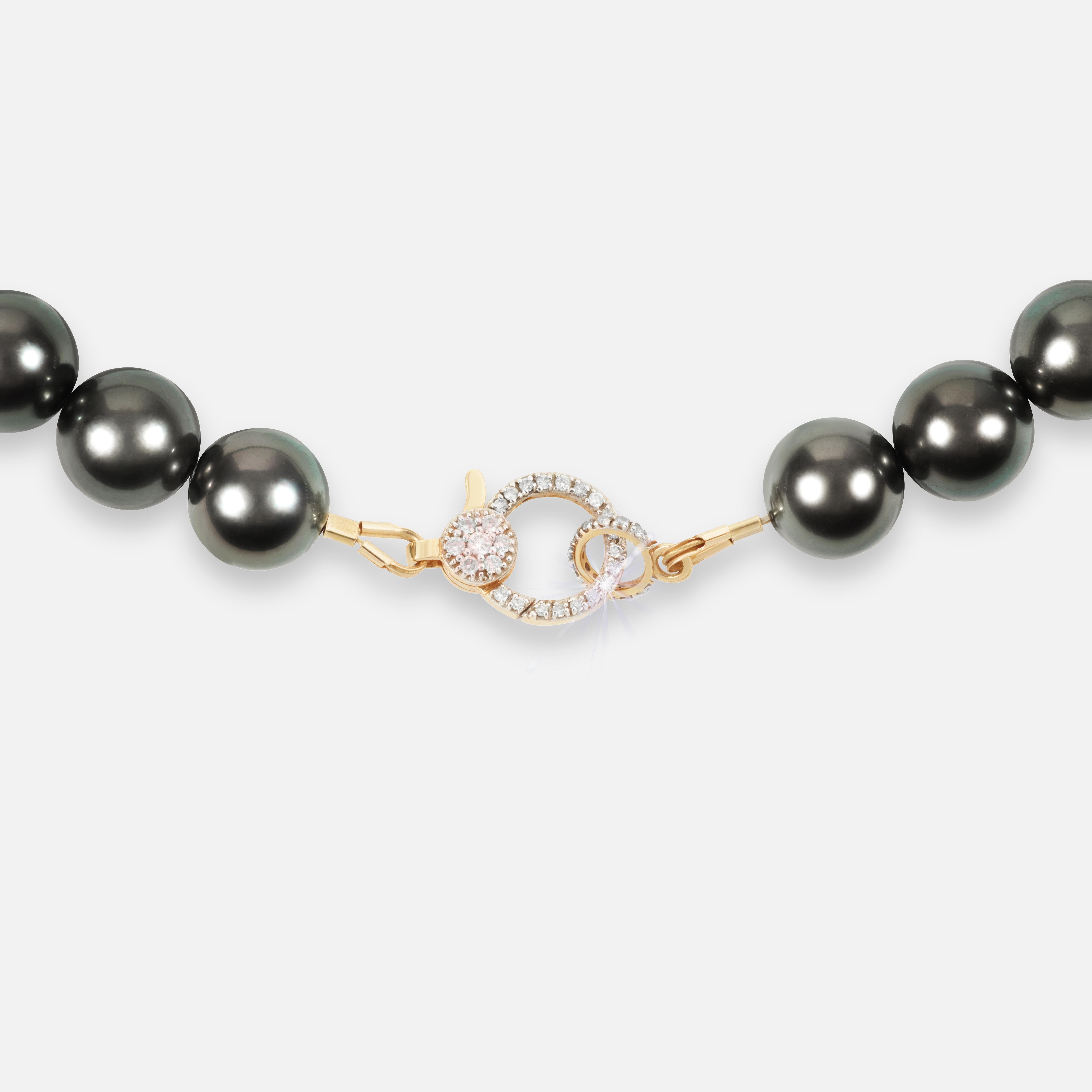 THEVAULT15 ́s lustrous pearl necklace is elegantly subversive, capturing the spirit of rock n roll. Designed to be worn close to the neckline for a striking look, this signature necklace is strung with top-grade signature Tahiti pearls, and a