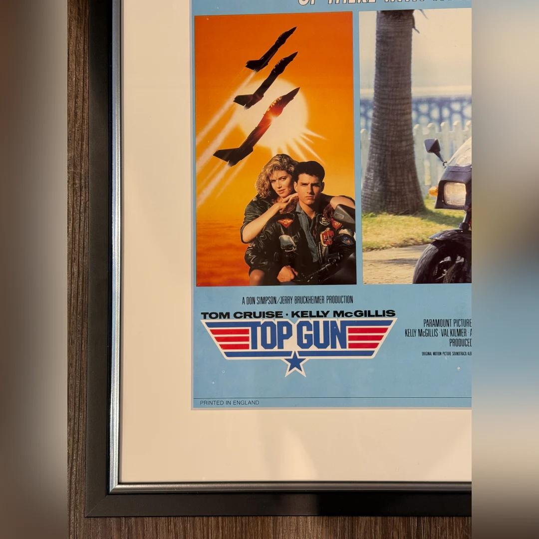 Top Gun (1986) - FRAMED
Lobby-Karte (11 x 14 Zoll)

Original-Lobby-Karte.

Original 1986 UK Lobby Karte für Top Gun. Lobbykarten wurden als Werbematerial für Filme verwendet und in der Regel in den Foyers der Kinos ausgelegt - daher der Name. Sie