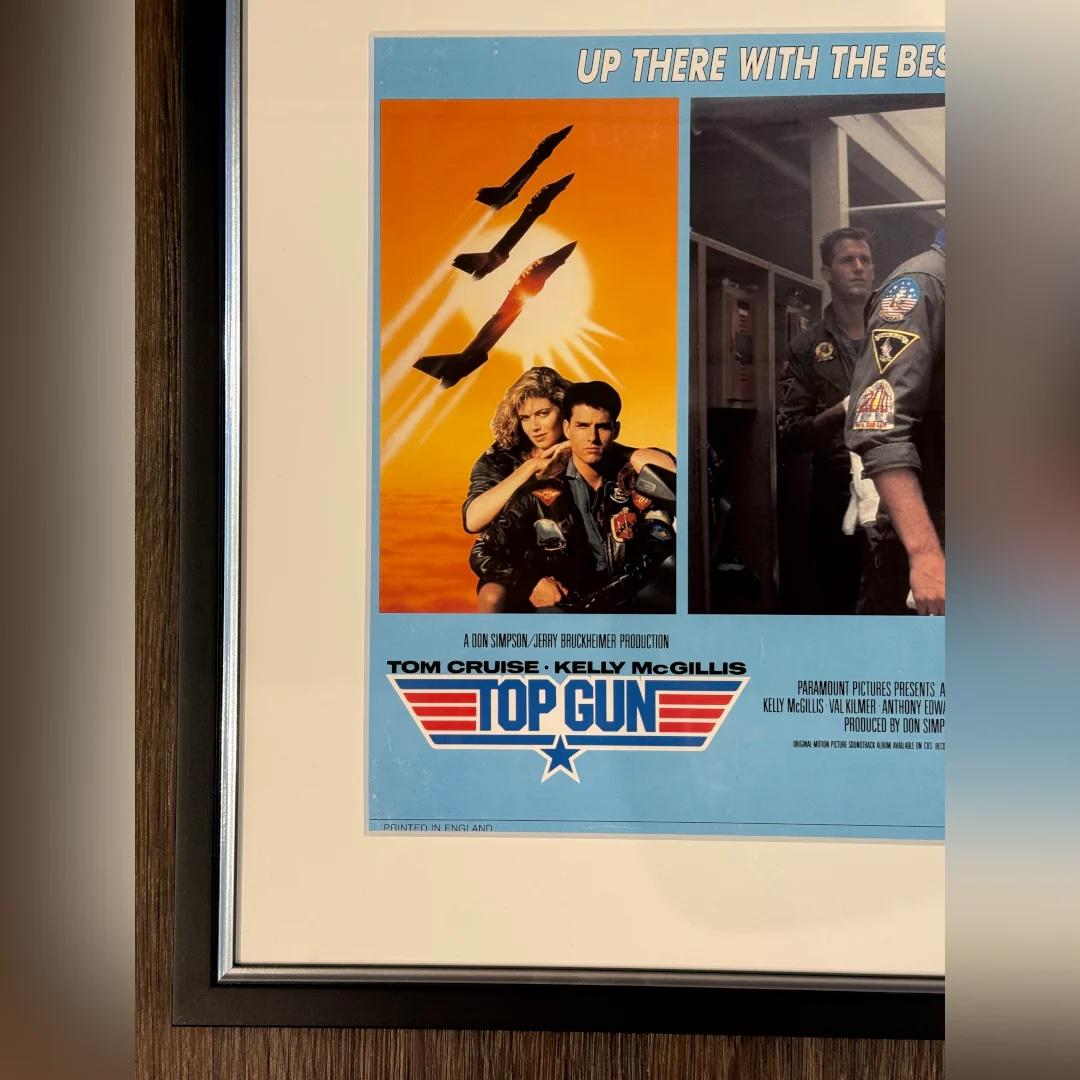 Top Gun (1986) - FRAMED
Lobby-Karte (11 x 14 Zoll)

Original-Lobby-Karte.

Original 1986 UK Lobby Karte für Top Gun. Lobbykarten wurden als Werbematerial für Filme verwendet und in der Regel in den Foyers der Kinos ausgelegt - daher der Name. Sie