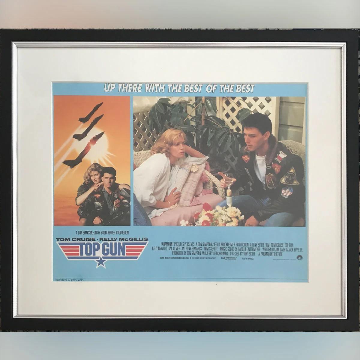 Top Gun (1986) - FRAMED
Lobby-Karte (11 x 14 Zoll)

Original 1986 UK Lobby Karte für Top Gun. Gerahmt mit UV-Glas.

Lobbykarten, oft 11 x 14 Zoll groß, waren auf schwerem Karton gedruckte Werbefotografien, die in Kinofoyers ausgestellt wurden, um