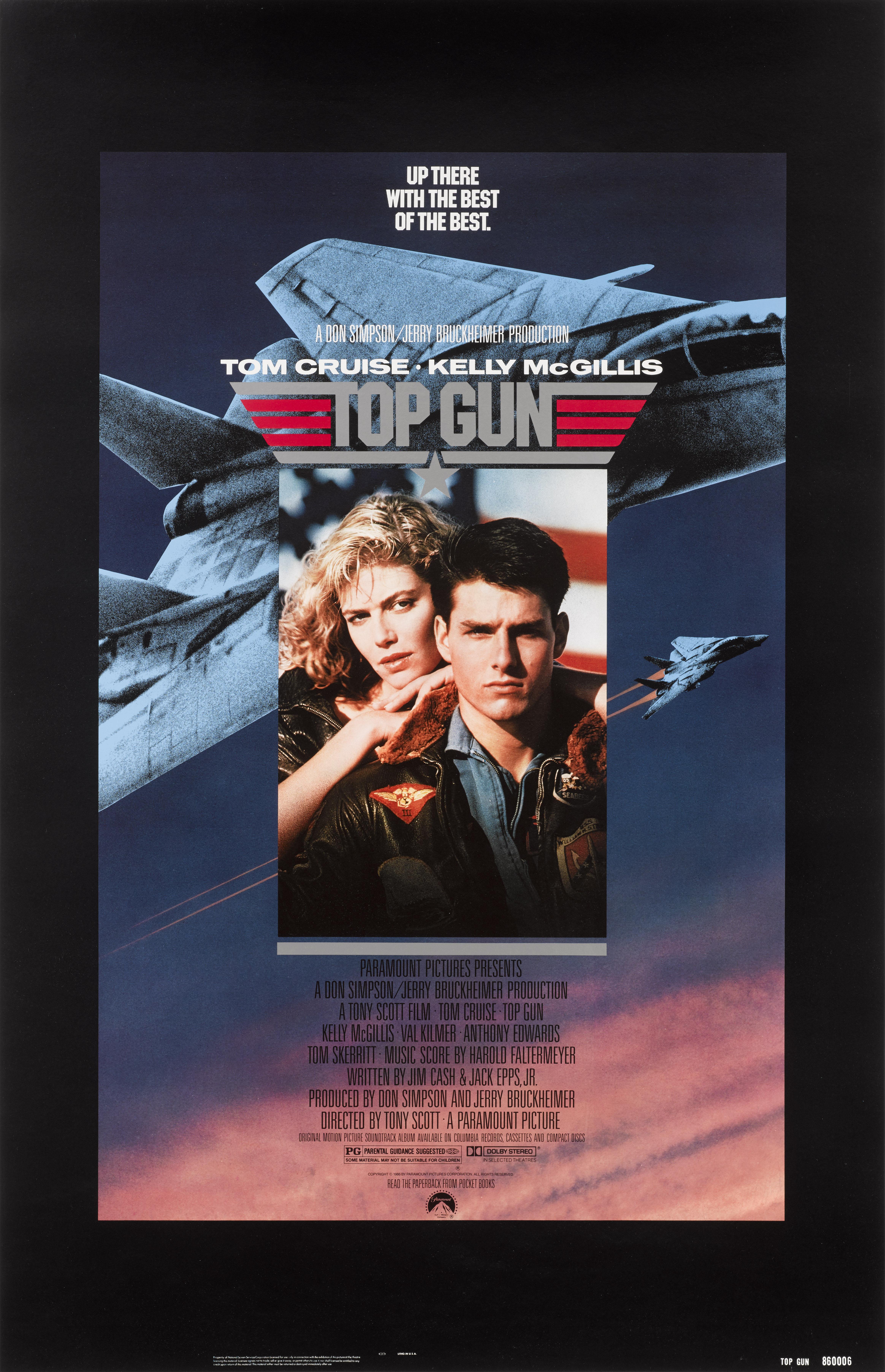 Original US-Filmplakat für den Blockbuster Top Gun von 1986 mit Tom Cruise, Kelly McGillis, Tim Robbins, Val Kilmer und Michael Ironside in den Hauptrollen.
Die Regie bei diesem Film führte Tony Scott.
Dieses Plakat wurde gerollt und gefaltet