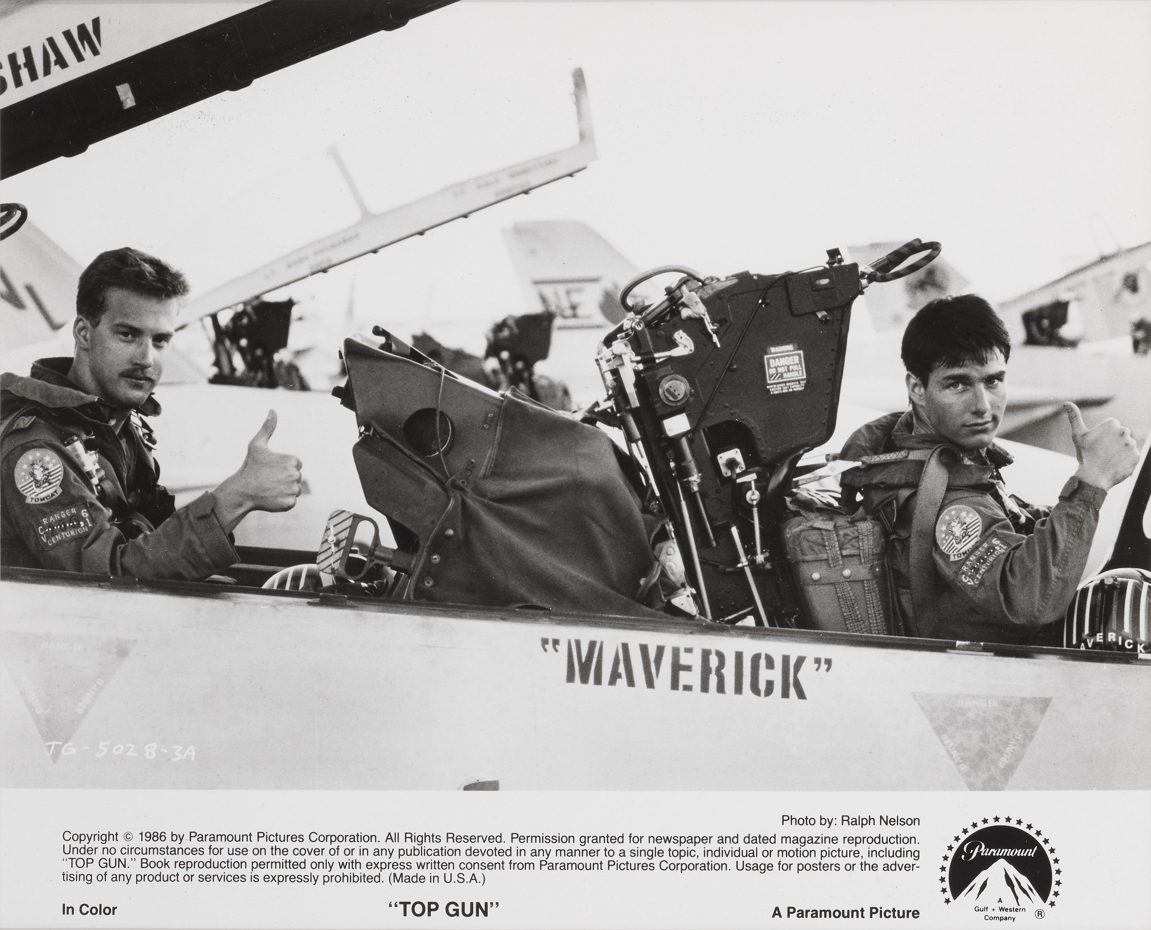 Amerikanisches Original-Fotostandbild für den Blockbuster Top Gun von 1986 mit Tom Cruise, Kelly McGillis, Tim Robbins, Val Kilmer und Michael Ironside in den Hauptrollen.
Die Regie bei diesem Film führte Tony Scott.
Dieses Werk ist konservatorisch