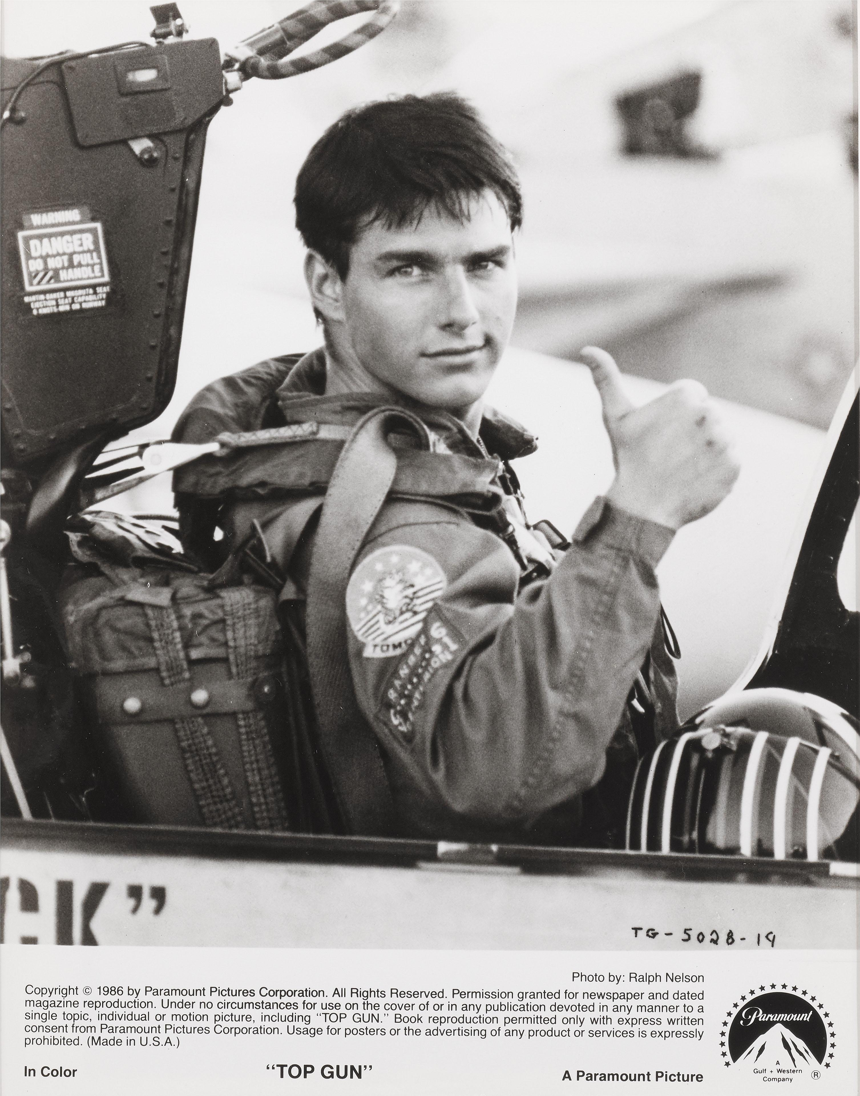 Fotograma original estadounidense de la superproducción Top Gun® de 1986, protagonizada por Tom Cruise, Kelly McGillis, Tim Robbins, Val Kilmer y Michael Ironside.
Esta película fue dirigida por Tony Scott.
Esta pieza está enmarcada para su