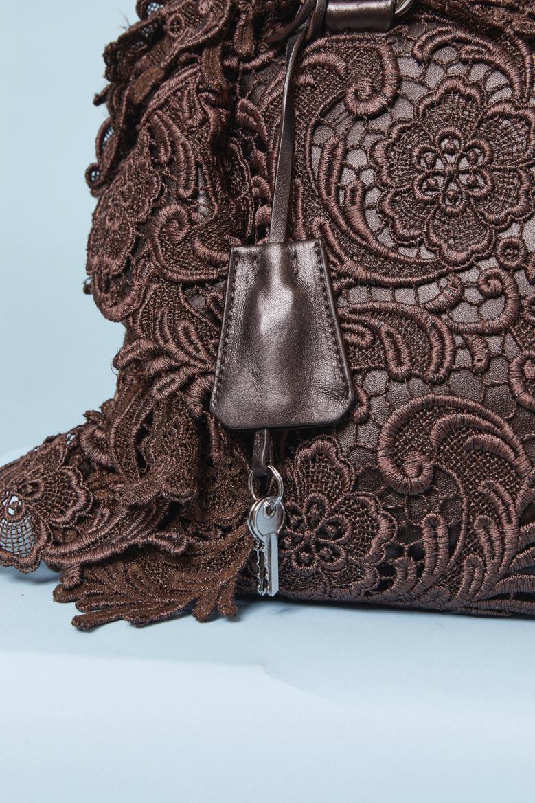 Nero Borsa con manico superiore in guipure marrone su base in pelle Prada in vendita