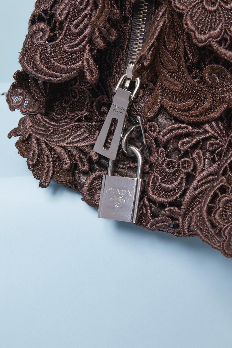 Donna Borsa con manico superiore in guipure marrone su base in pelle Prada in vendita