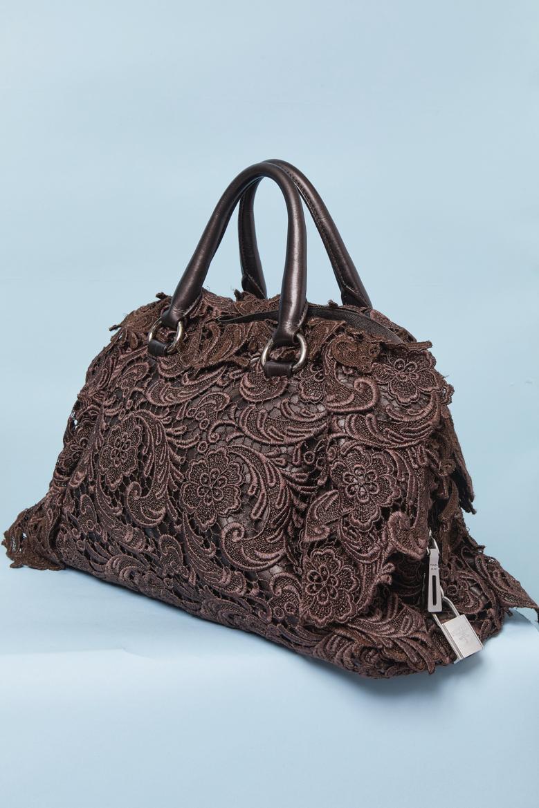 Borsa con manico superiore in guipure marrone su base in pelle Prada in vendita 1