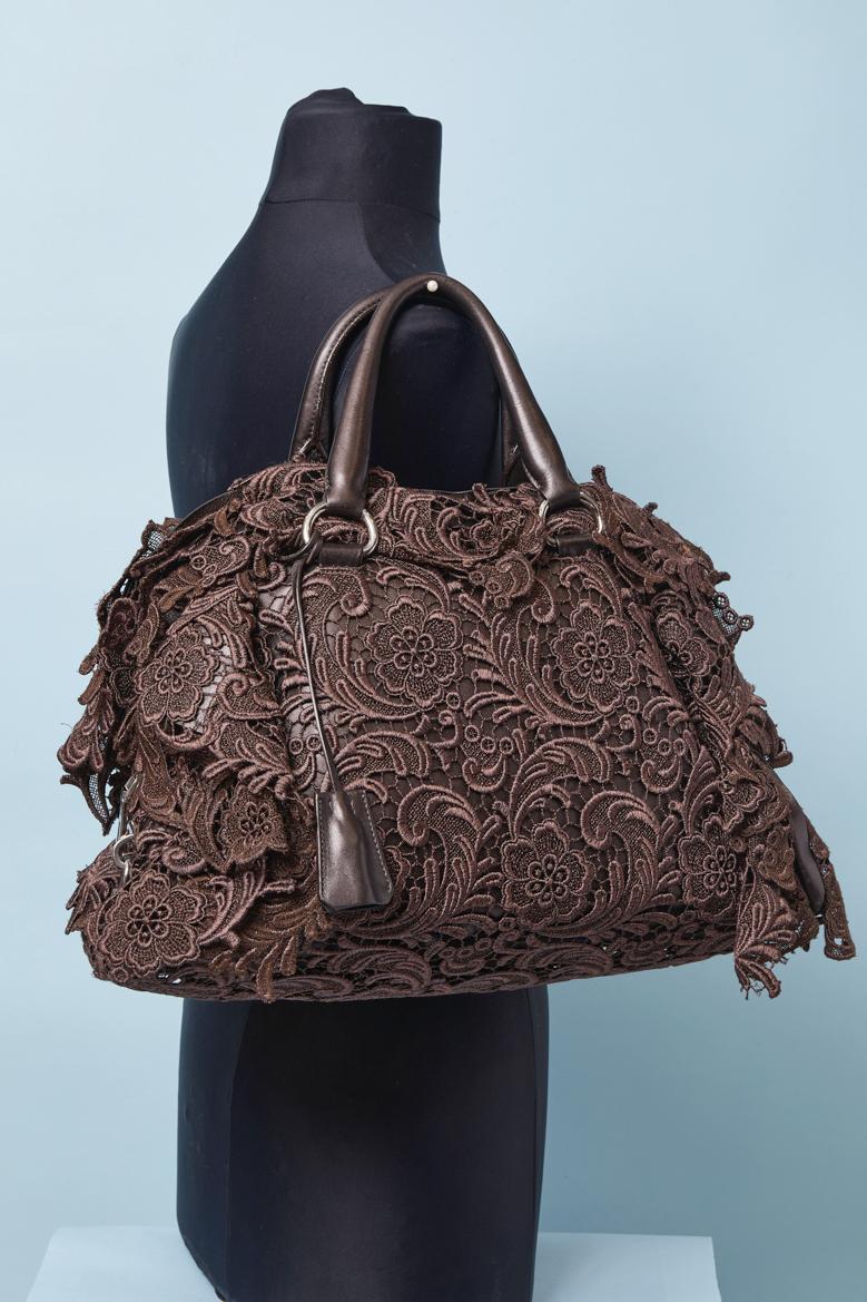 Borsa con manico superiore in guipure marrone su base in pelle Prada in vendita 3