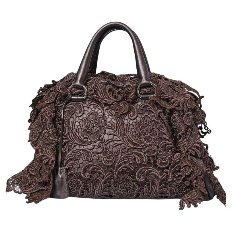 Borsa con manico superiore in guipure marrone su base in pelle Prada in vendita