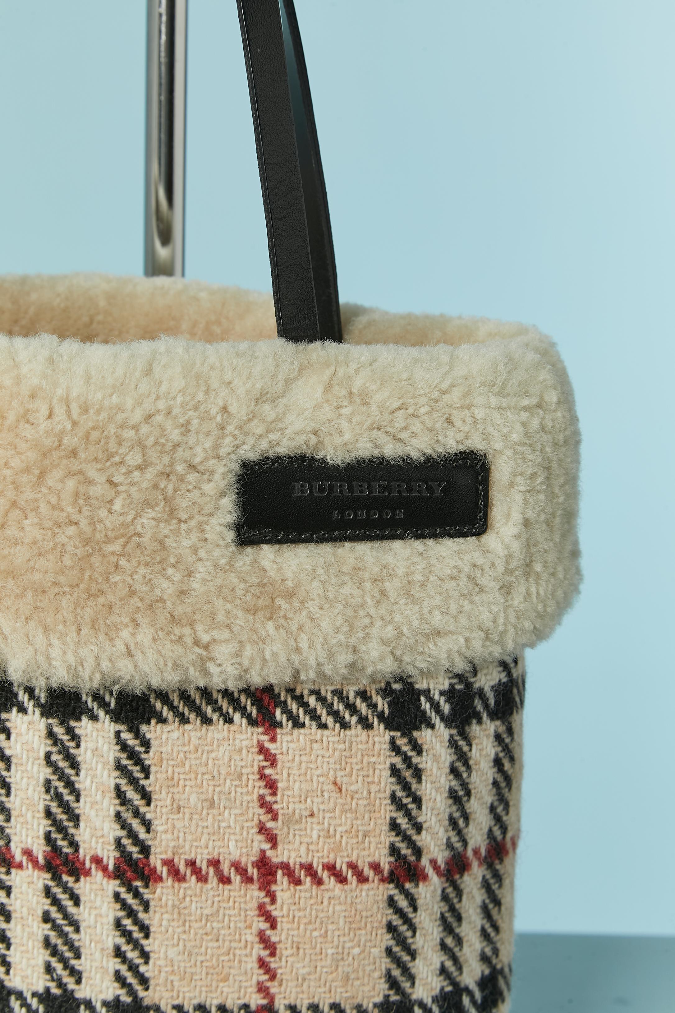 Top handle bag with wool tartan and shearling.
SIZE : 20cm  X 20cm X6cm
Handle's lenght: 46 cm (X2)
