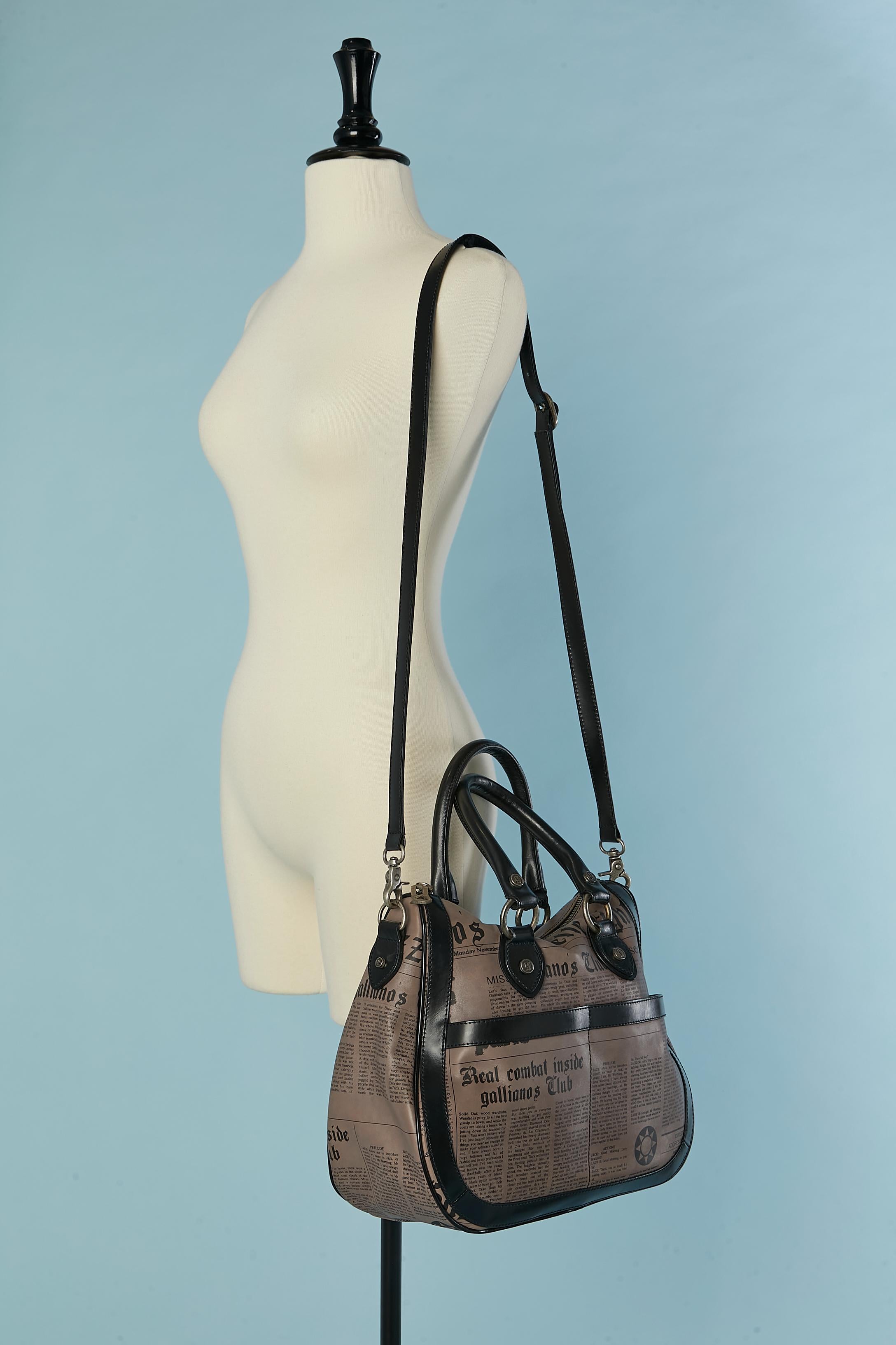 Borsa con manico superiore in pelle con stampa Newspaper di John Galliano in vendita 2