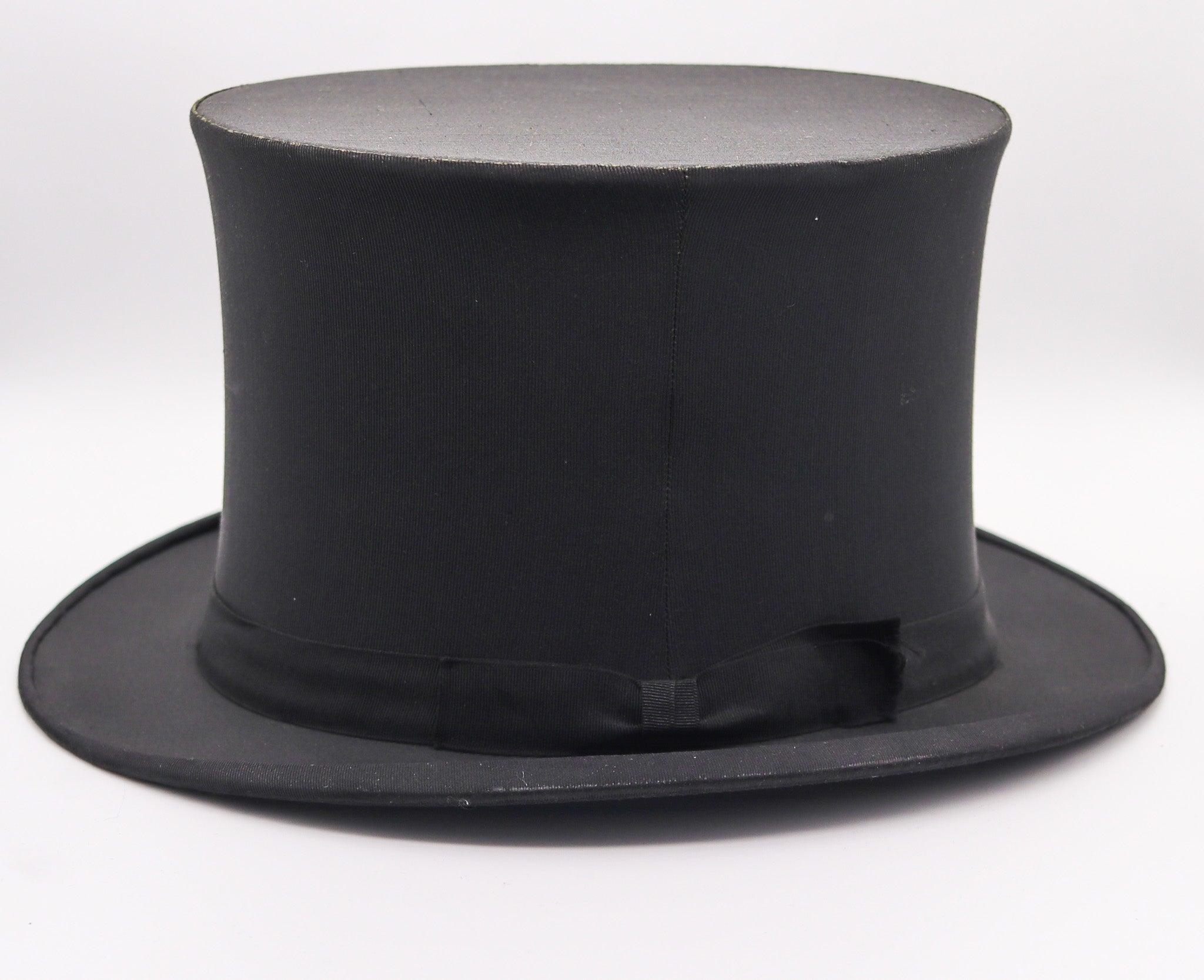 Un antiguo sombrero de copa diseñado por los Hermanos Brooks.

Se trata de un antiguo sombrero de copa negro, vendido al por menor por la Brooks Brother Company en Madison Avenue, allá por los años veinte. El sombrero está muy bien hecho, sin