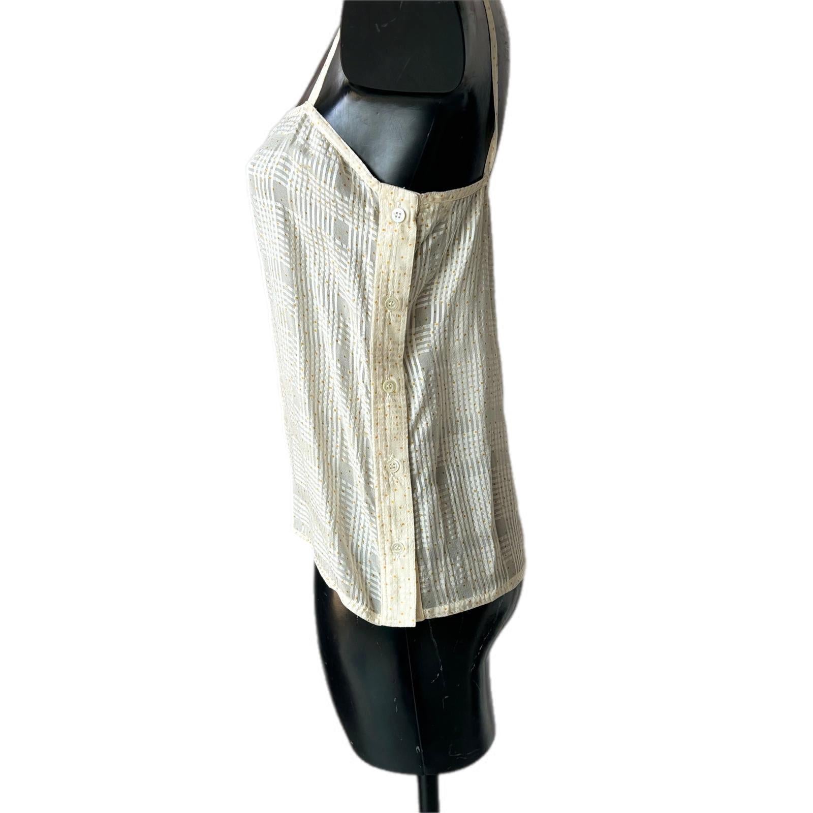 Top in seta Christian Dior con chiusura bottini laterali. 
Articolo anni 80 mai utilizzato 
Taglio semplice con bretelle
Misure:
Petto 44cm, 
Lunghezza 56cm