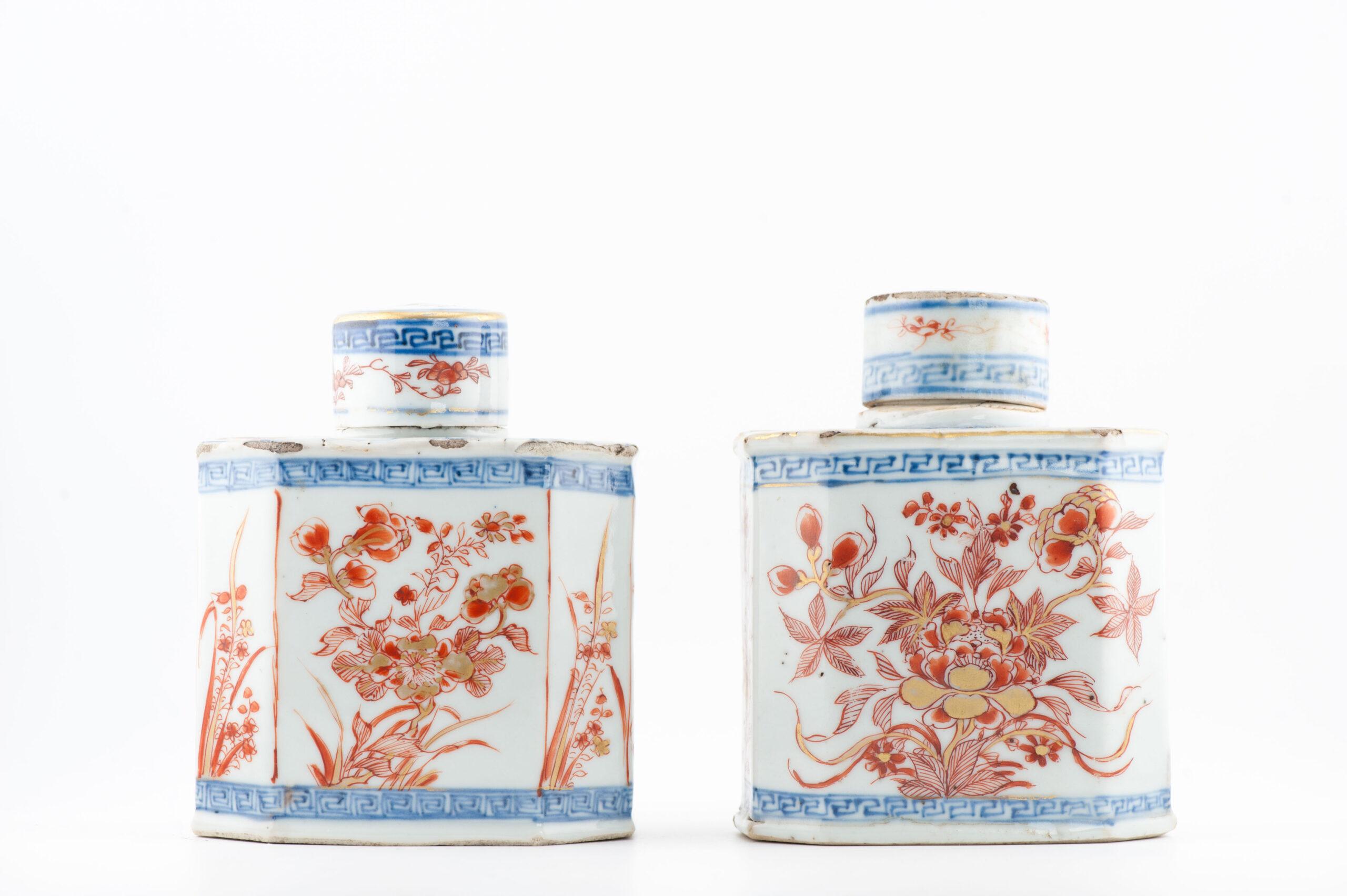 Un porta tè cinese in Imari Porcelain, periodo Kangxi, a forma di angolo inclinato, dipinto in rosso ferro sovraverniciato e blu dorato e sottoverniciato. Con pannelli floreali e coperchi originali


Condizione
Caddy 1 con una rigatura sulla parte