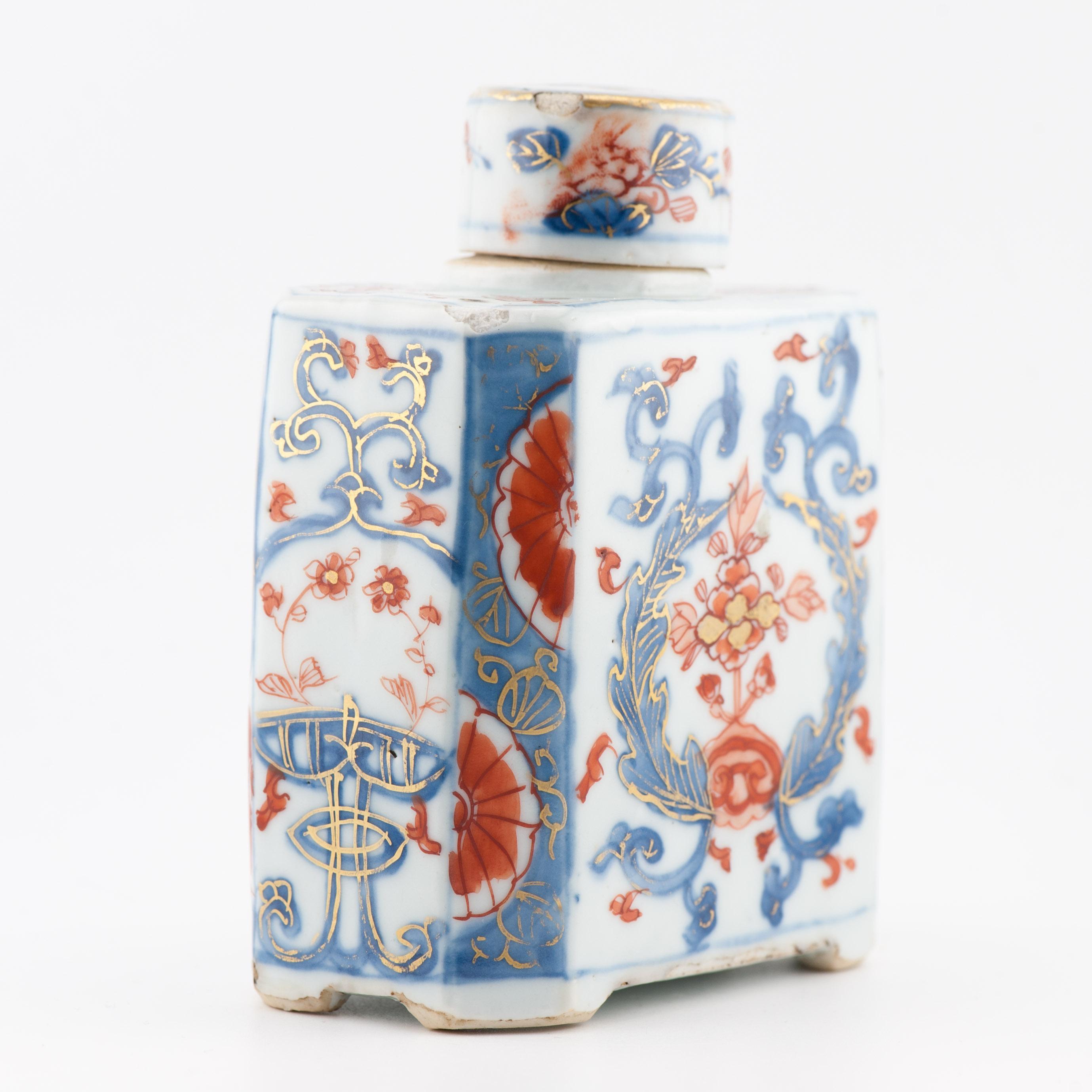 Top Level Antique Kangxi Period Imari Tea Caddy Chinese China Porcelain In Good Condition For Sale In Amsterdam, Noord Holland