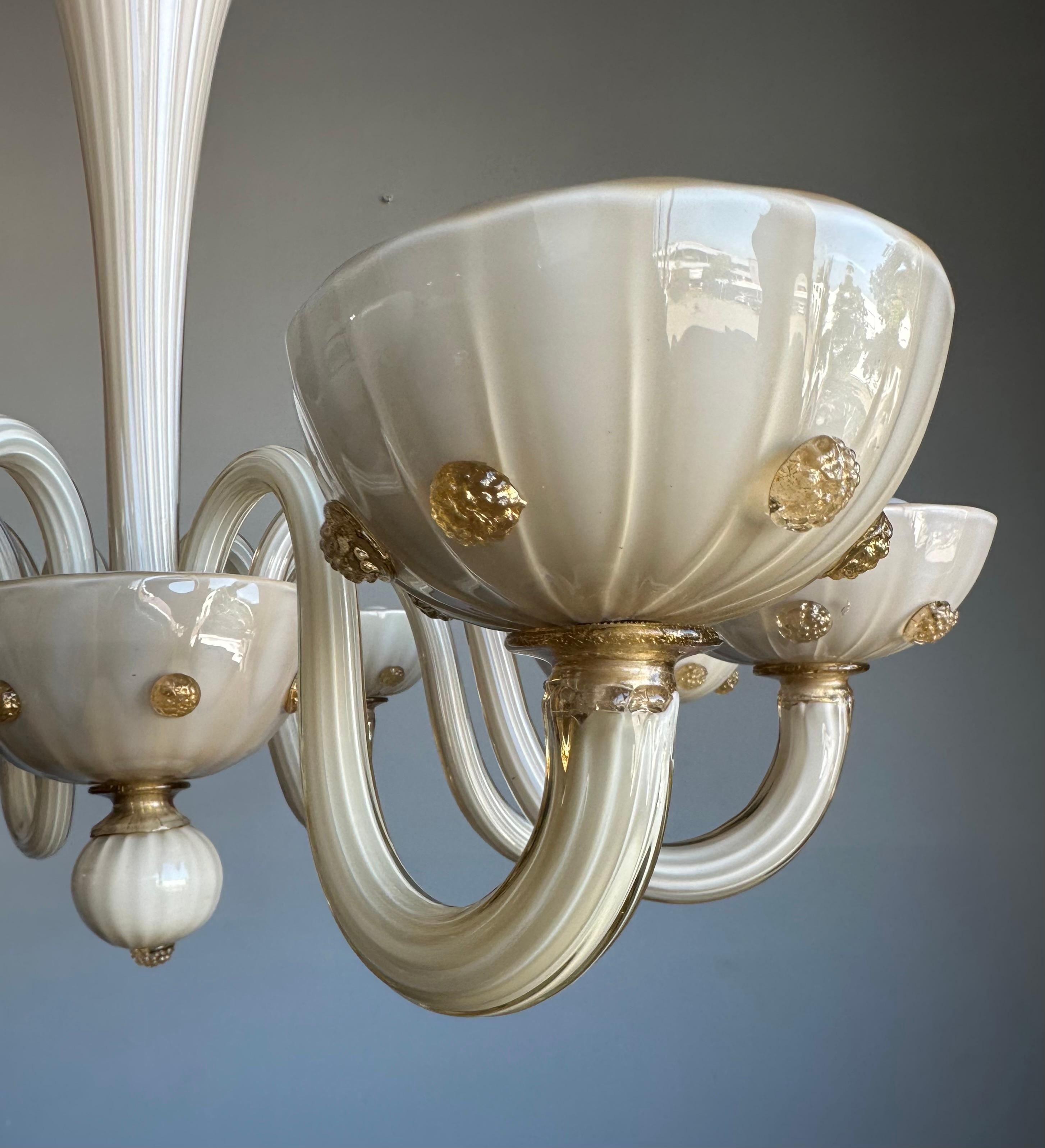 Lustre à 8 lumières en verre d'art de Murano du milieu du siècle dernier, blanc crème et ambre en vente 3