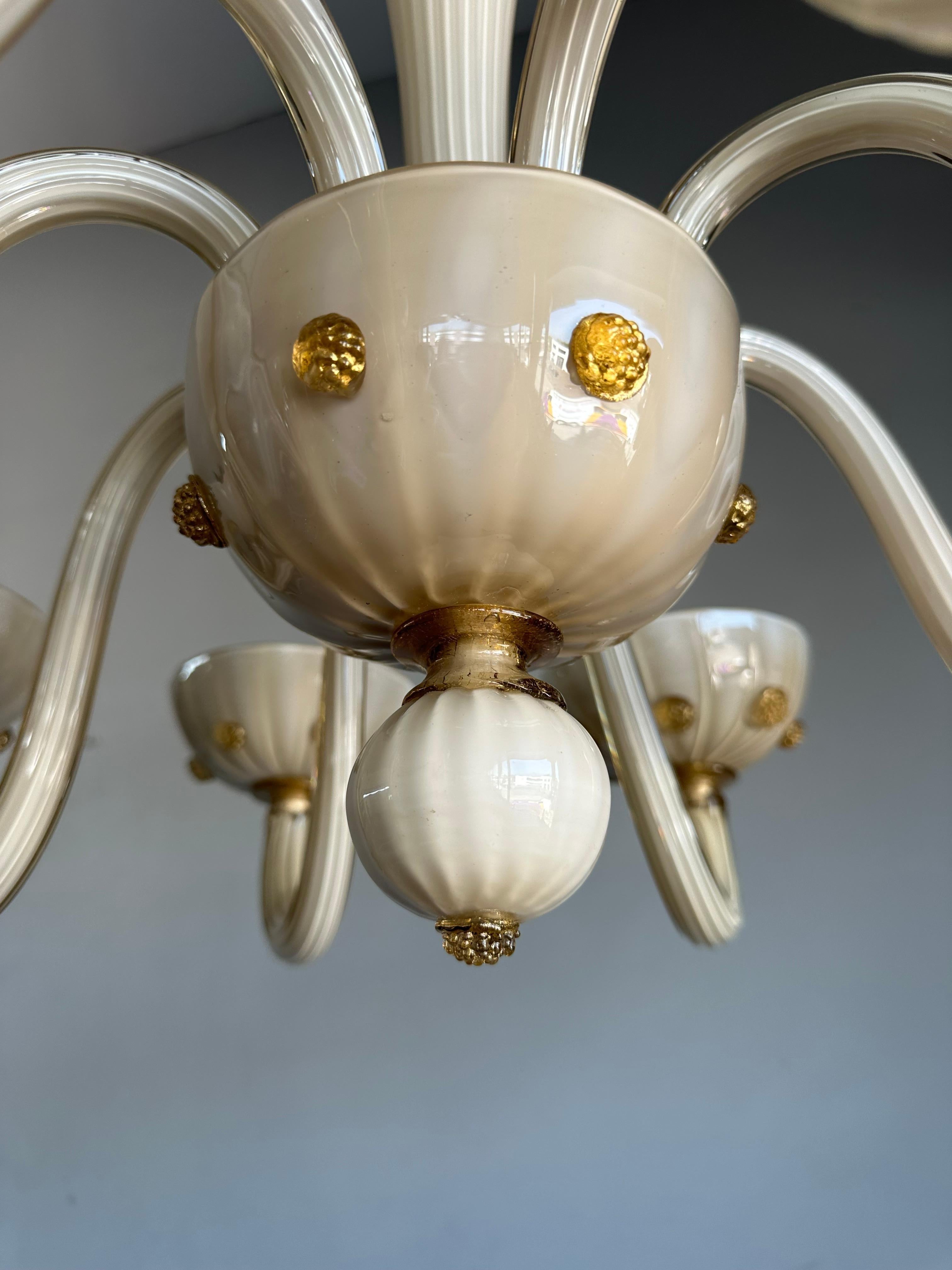 Lustre à 8 lumières en verre d'art de Murano du milieu du siècle dernier, blanc crème et ambre en vente 8
