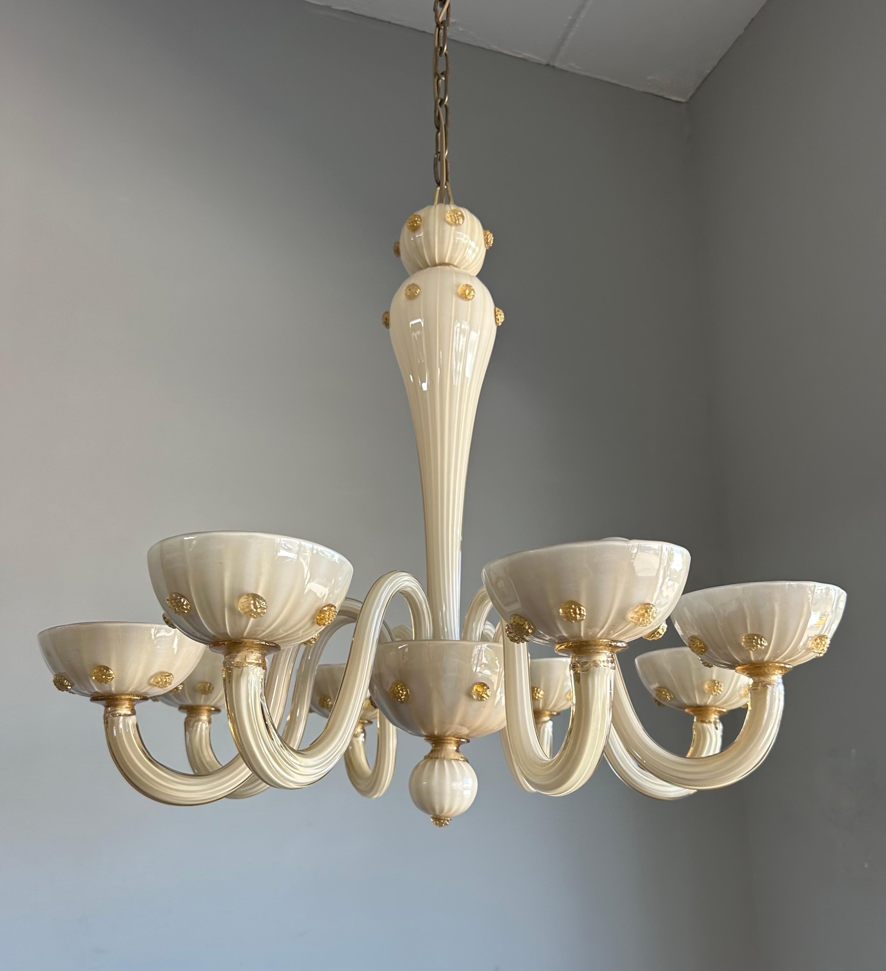 Elegant lustre à 8 branches en verre de Murano, crème et ambre, Italie, milieu du 20e siècle

Ce lustre en verre de Murano, rare et raffiné, est une véritable œuvre d'art qui rehaussera votre intérieur. Ce lustre italien vintage présente huit bras