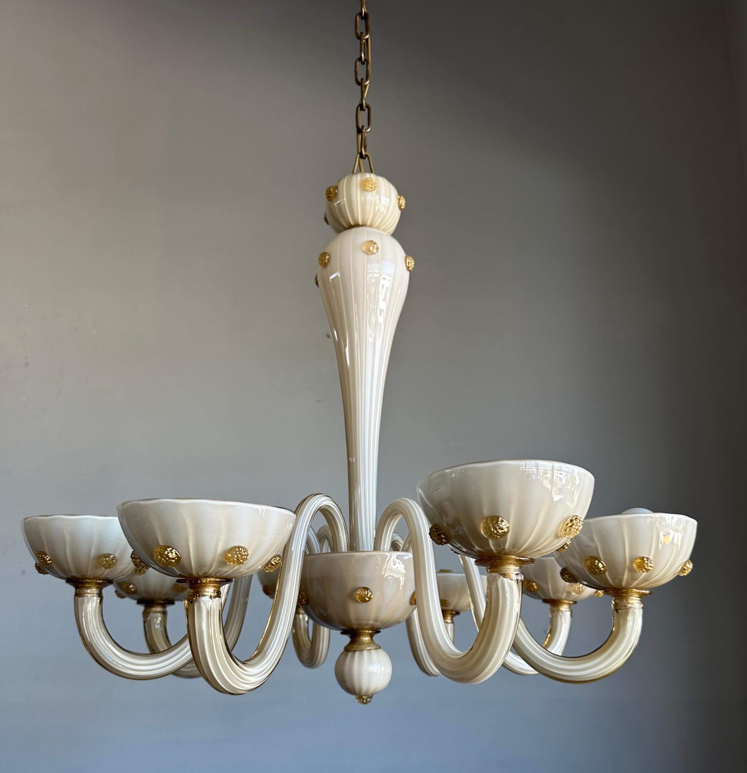 Mid-Century Modern Lustre à 8 lumières en verre d'art de Murano du milieu du siècle dernier, blanc crème et ambre en vente