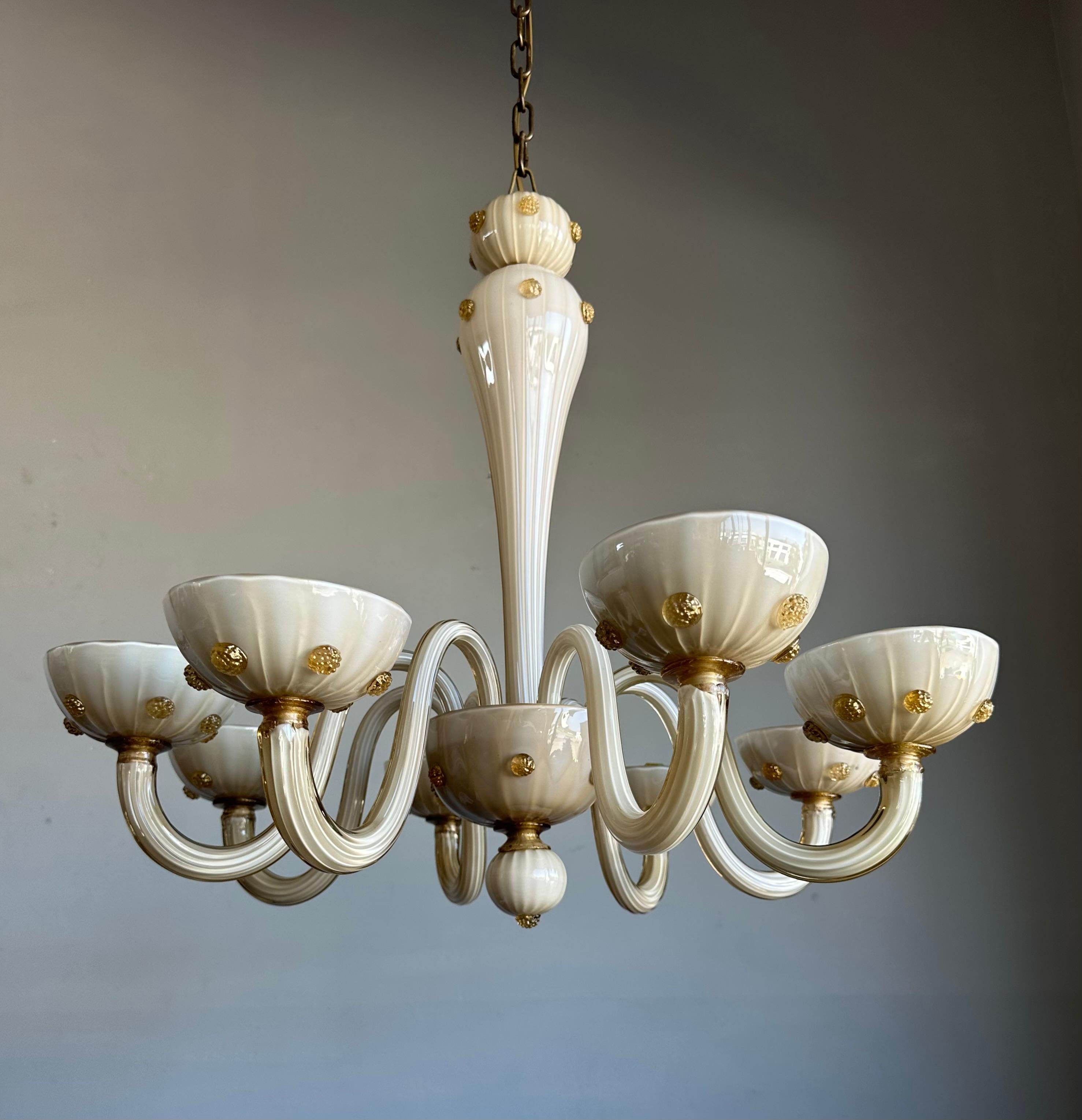 italien Lustre à 8 lumières en verre d'art de Murano du milieu du siècle dernier, blanc crème et ambre en vente