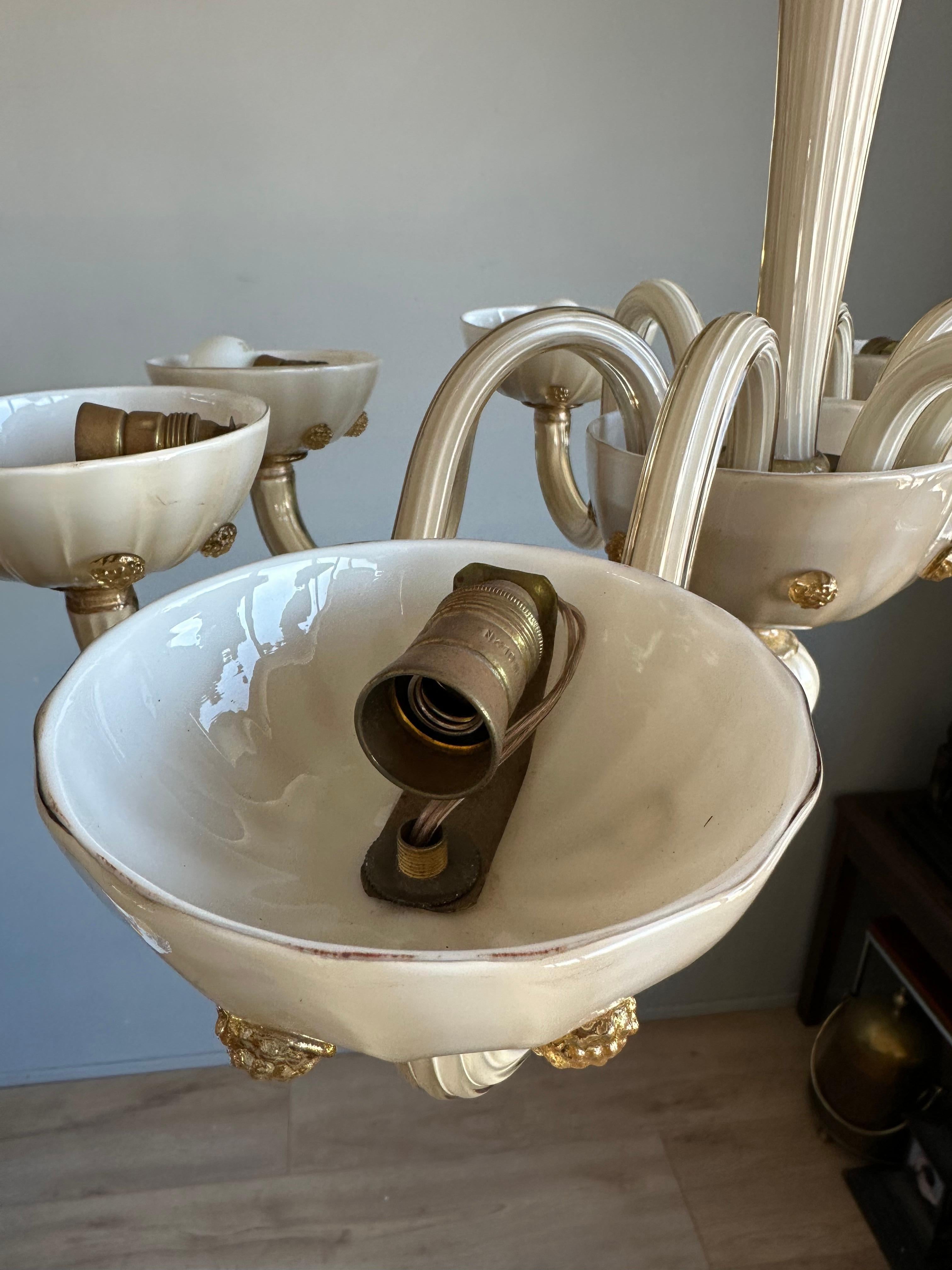 20ième siècle Lustre à 8 lumières en verre d'art de Murano du milieu du siècle dernier, blanc crème et ambre en vente