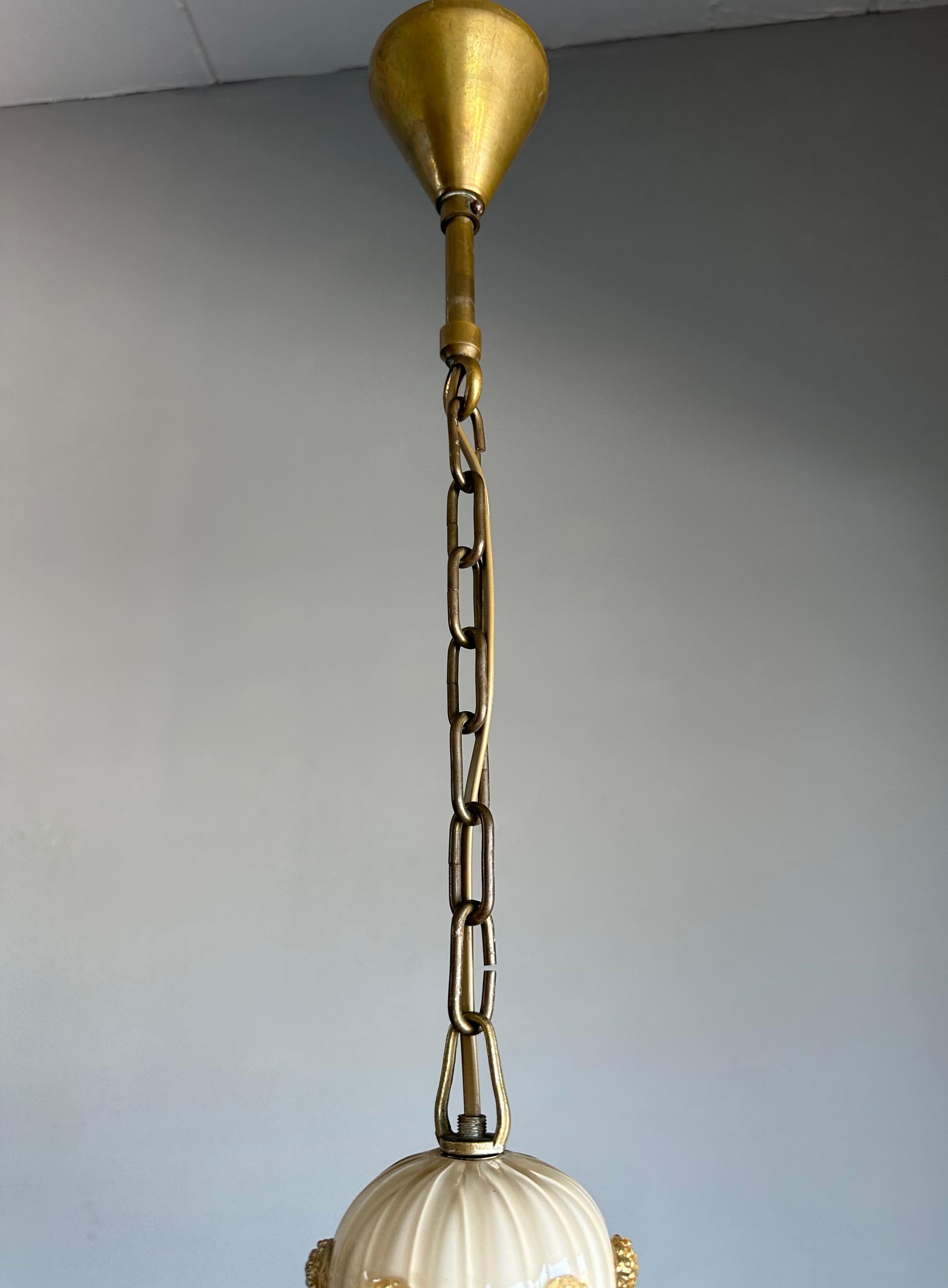 Laiton Lustre à 8 lumières en verre d'art de Murano du milieu du siècle dernier, blanc crème et ambre en vente