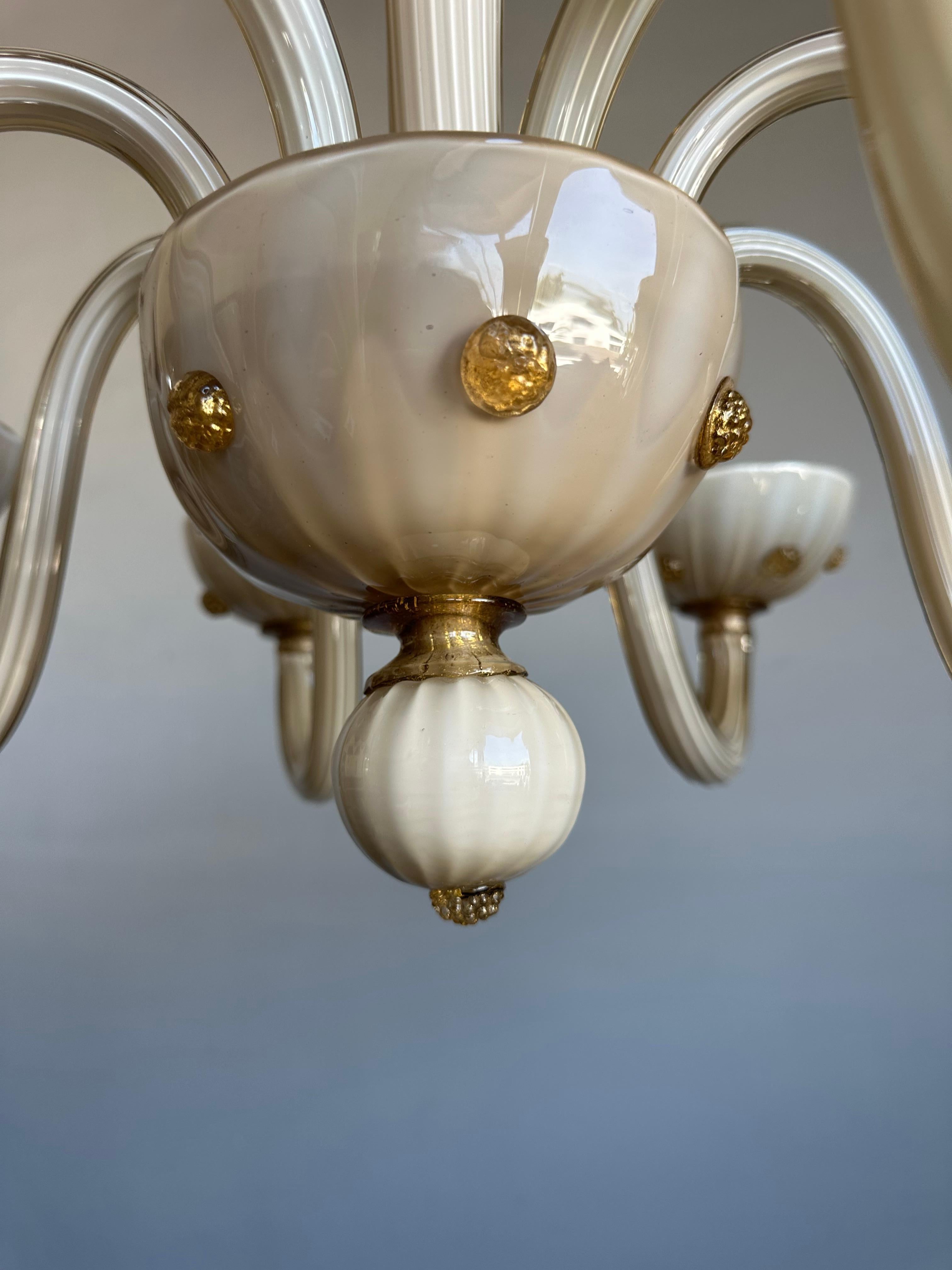 Lustre à 8 lumières en verre d'art de Murano du milieu du siècle dernier, blanc crème et ambre en vente 1