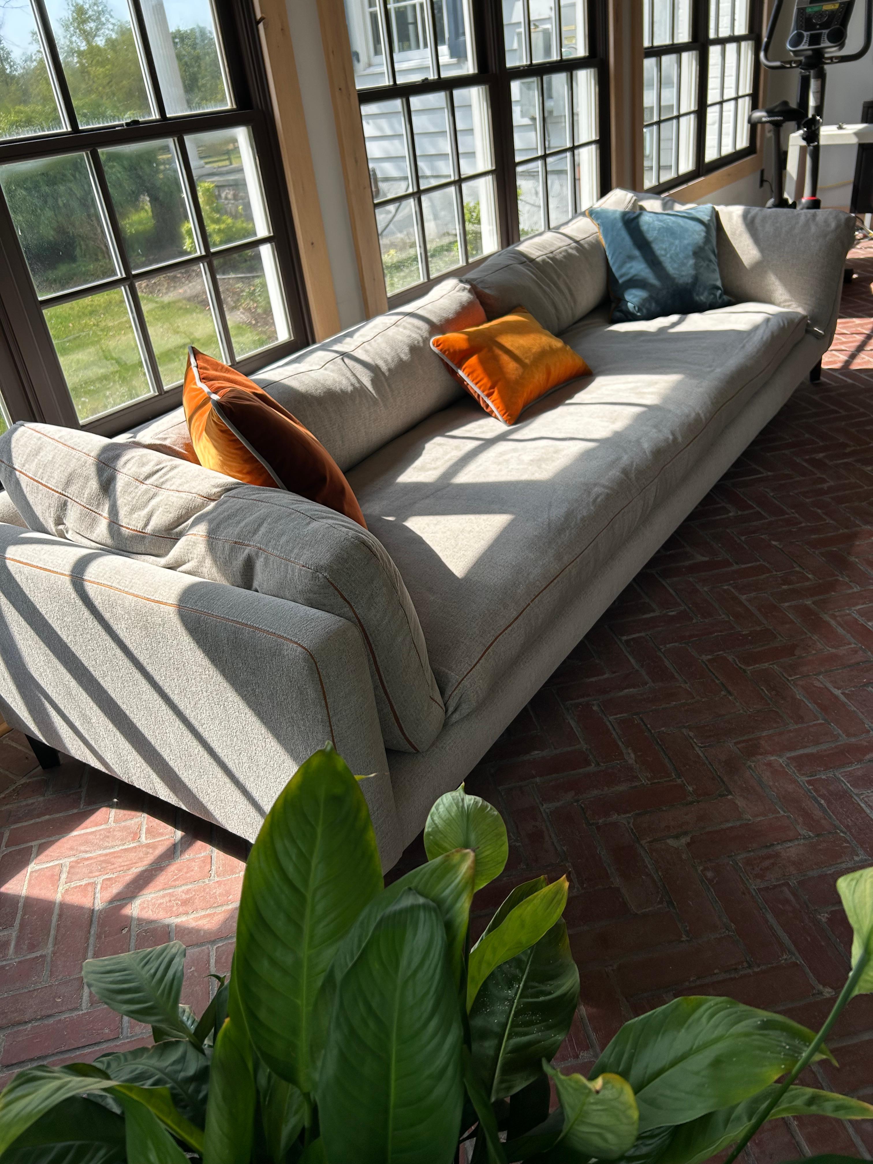 Lujoso, elegante y cómodo sofá a medida de 3 metros de Montauk Sofa con tapicería de felpa color crema y ribetes de piel.  Relleno de plumón, un enorme cojín de asiento, dos cojines de respaldo y dos cojines laterales/de brazo.  Incluye cojines de