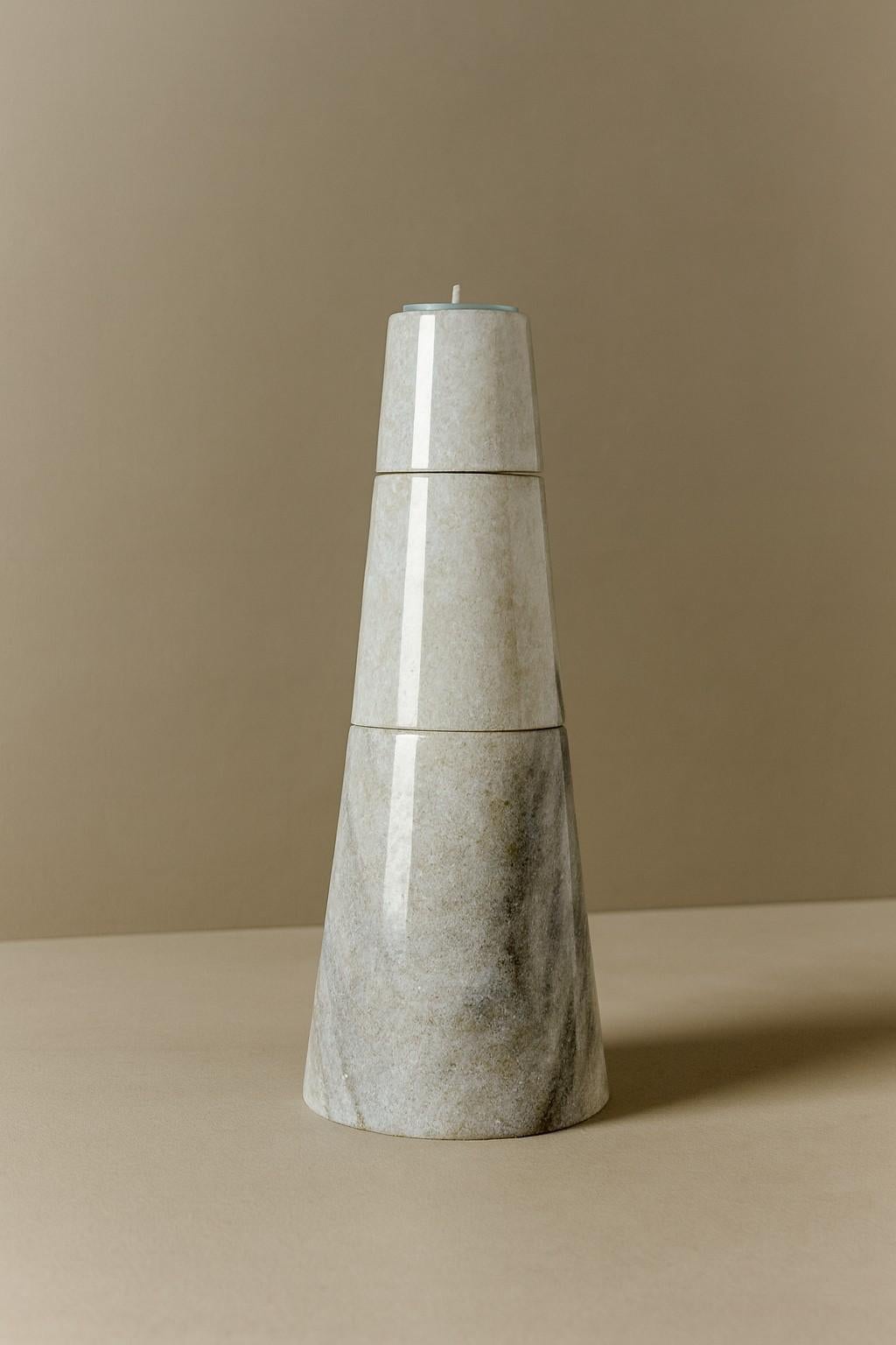Top on Top es un objeto escultórico modular que forma parte de la colección Void de Helena Choi (ECAL). Concebido como una composición de elementos superpuestos, realza el peso natural del mármol Cristallina® White y la pureza de su veteado,