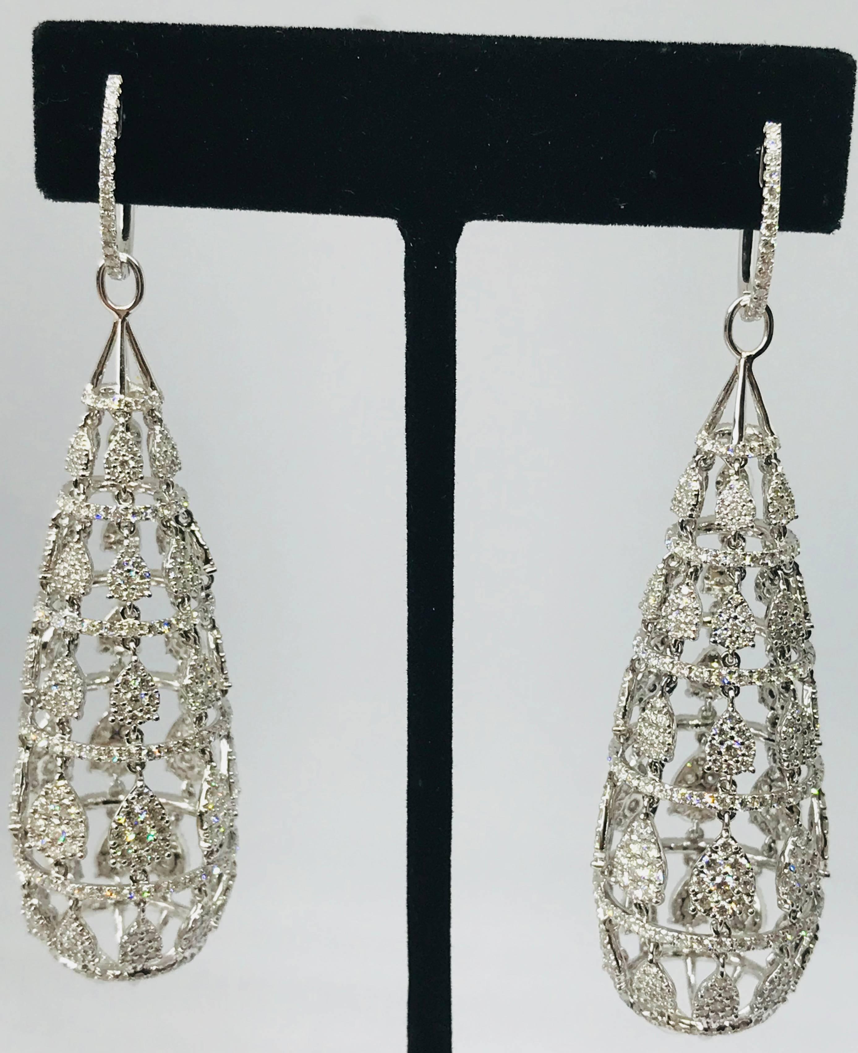 Top Quality 11.66 carat Diamond Hanging Earrings in 18k White Gold 28.85 grams In New Condition For Sale In New York, NY