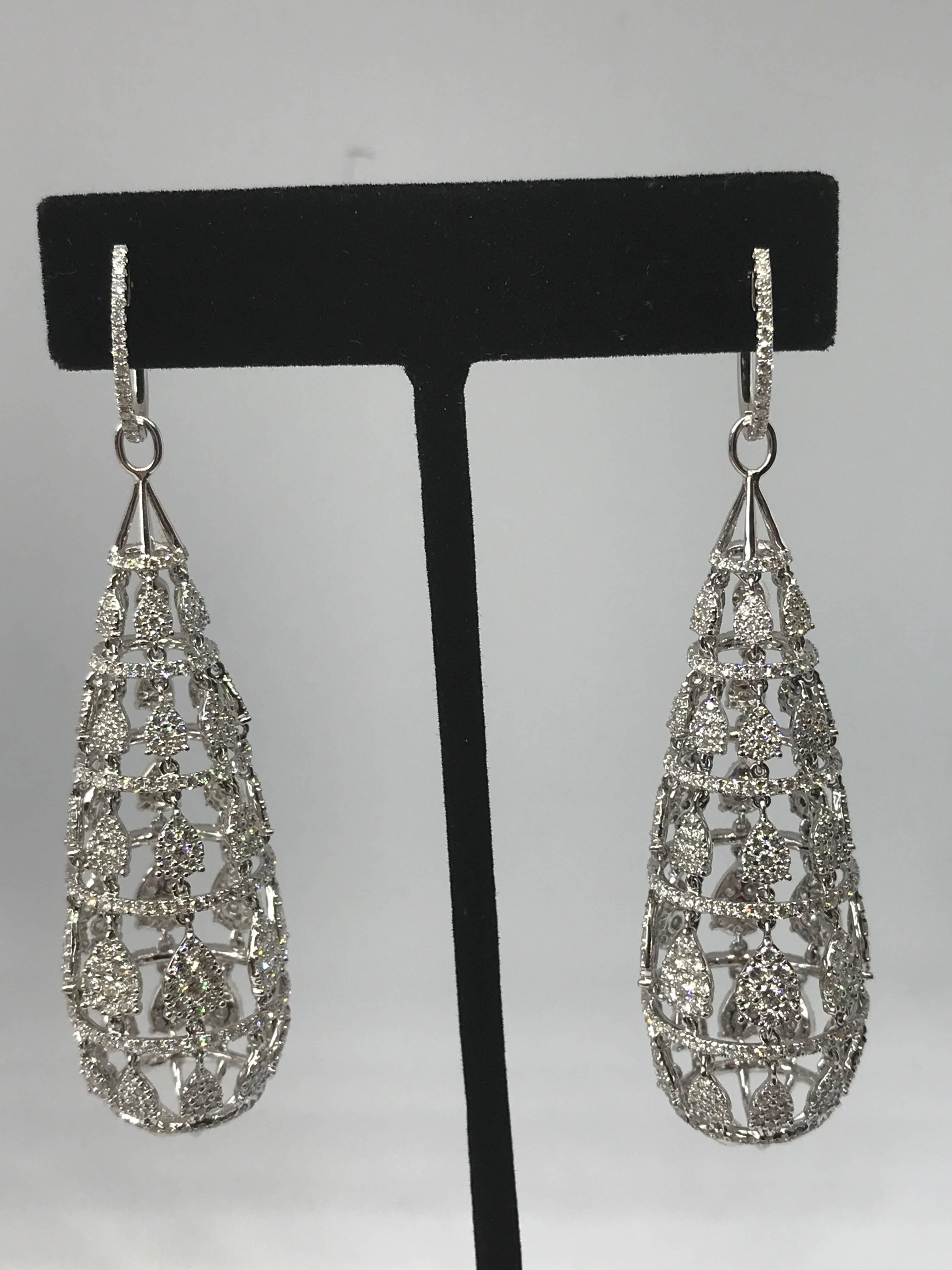 Women's Top Quality 11.66 carat Diamond Hanging Earrings in 18k White Gold 28.85 grams For Sale