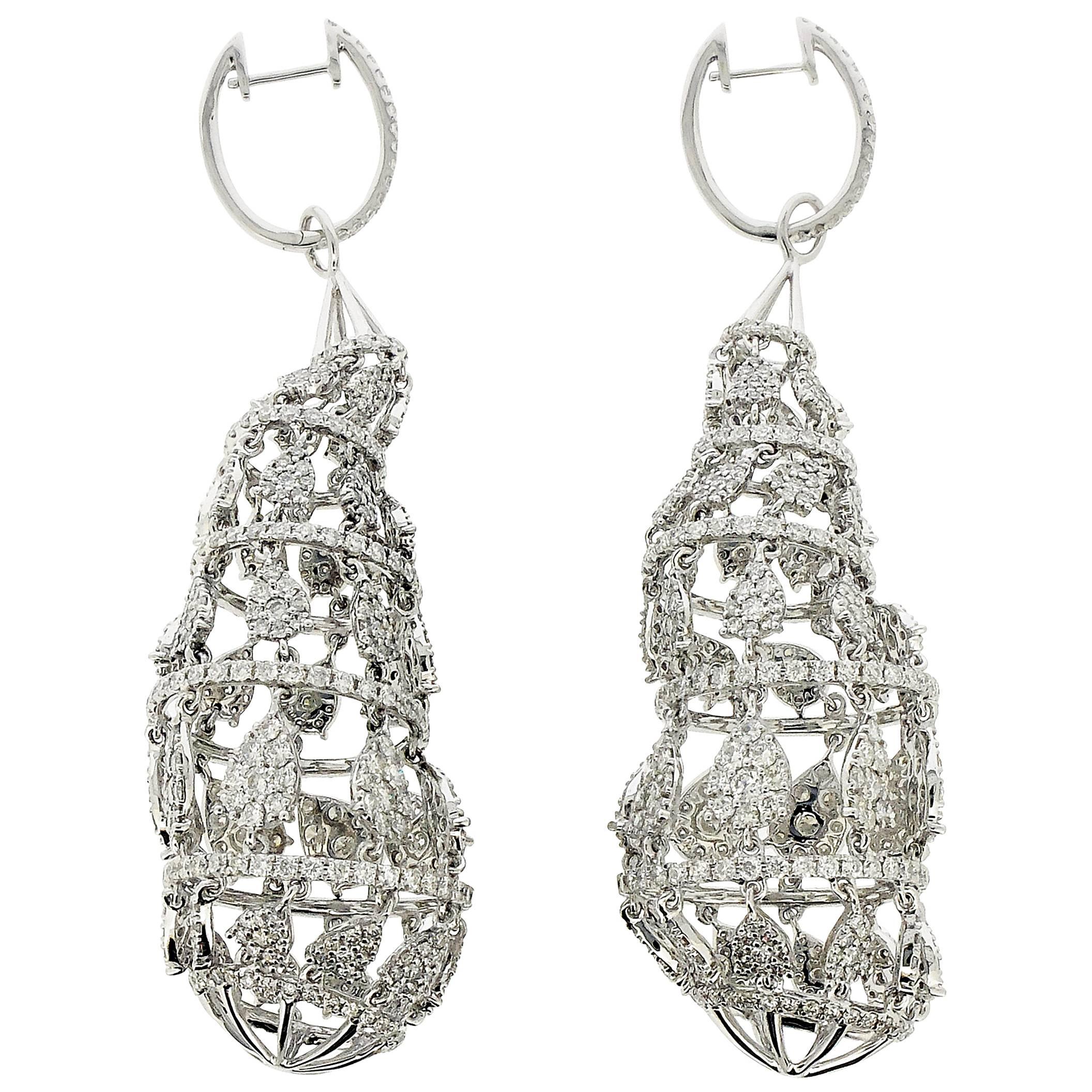 Top Quality 11.66 carat Diamond Hanging Earrings in 18k White Gold 28.85 grams For Sale