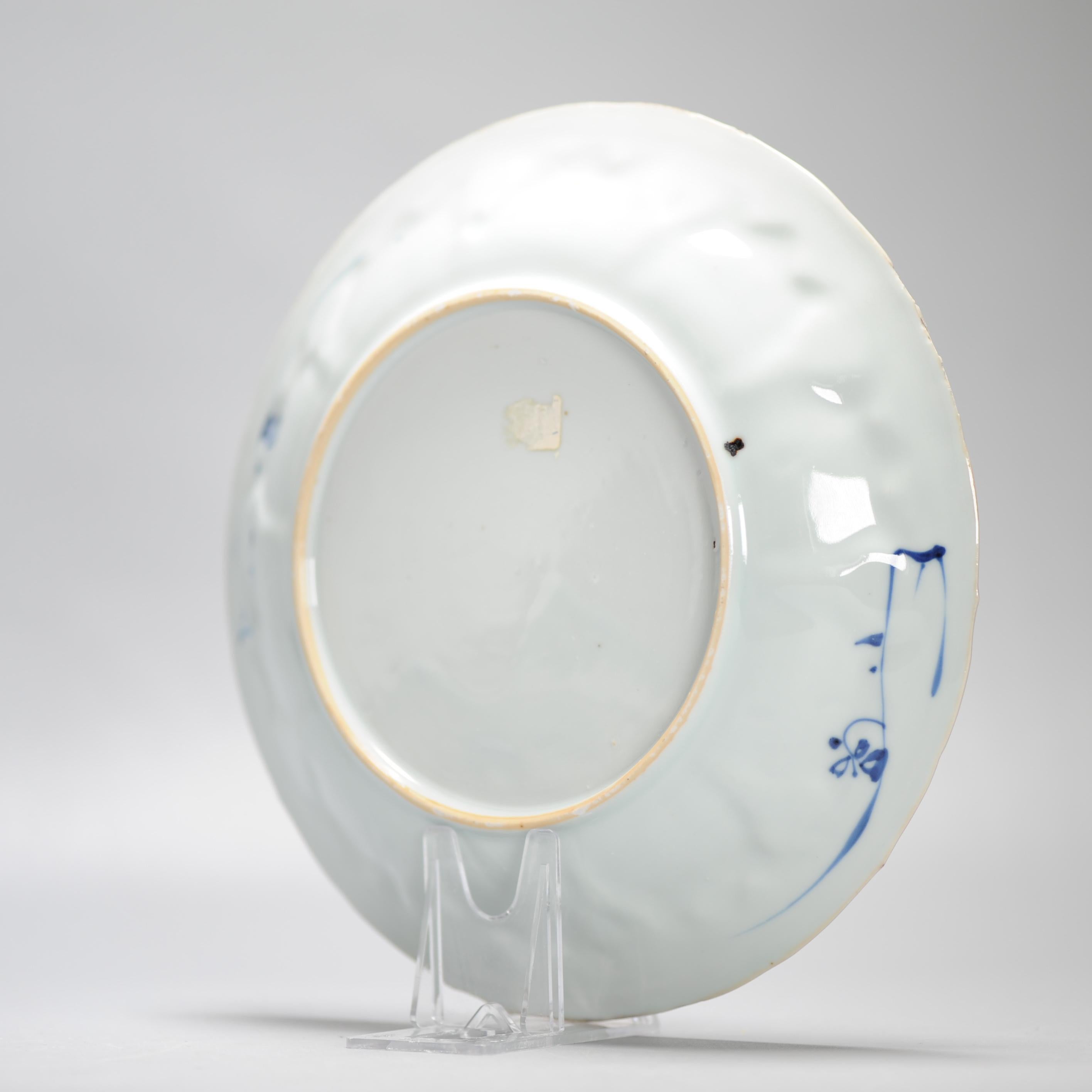Plat en porcelaine chinoise ancienne de grande qualité datant de 1720, période Kangxi avec femmes en vente 3