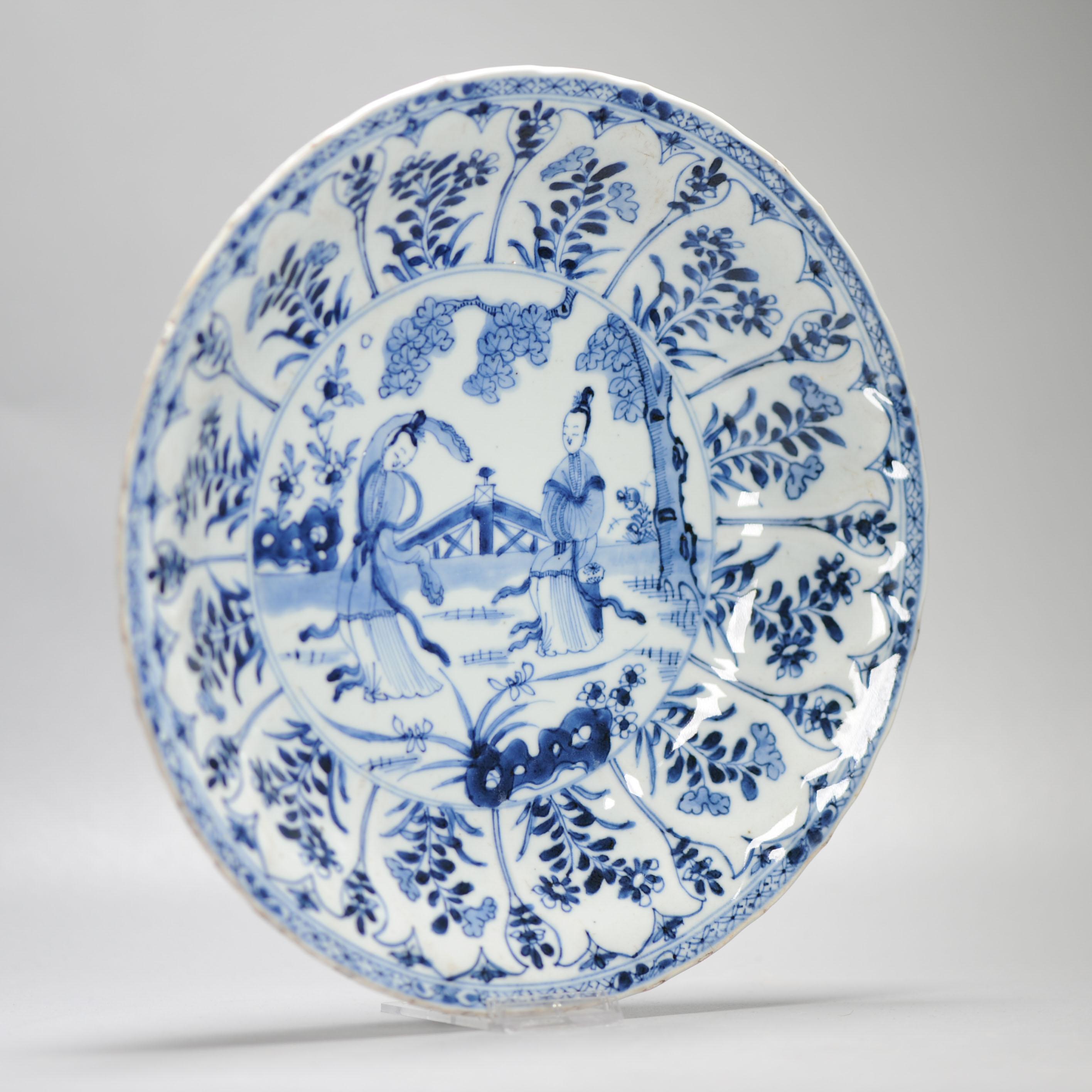 Plat en porcelaine chinoise ancienne de grande qualité datant de 1720, période Kangxi avec femmes en vente 4