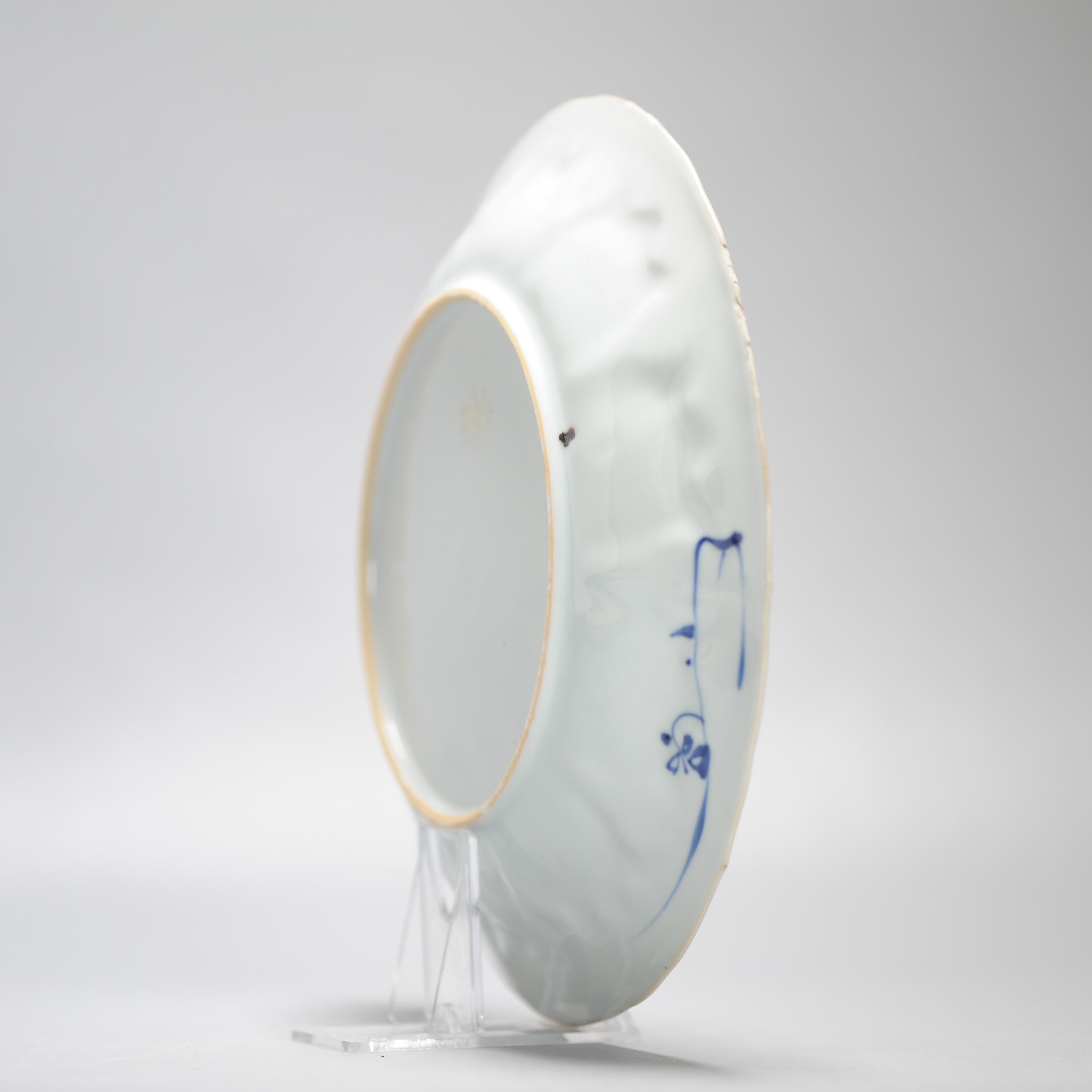 Plat en porcelaine chinoise ancienne de grande qualité datant de 1720, période Kangxi avec femmes en vente 4