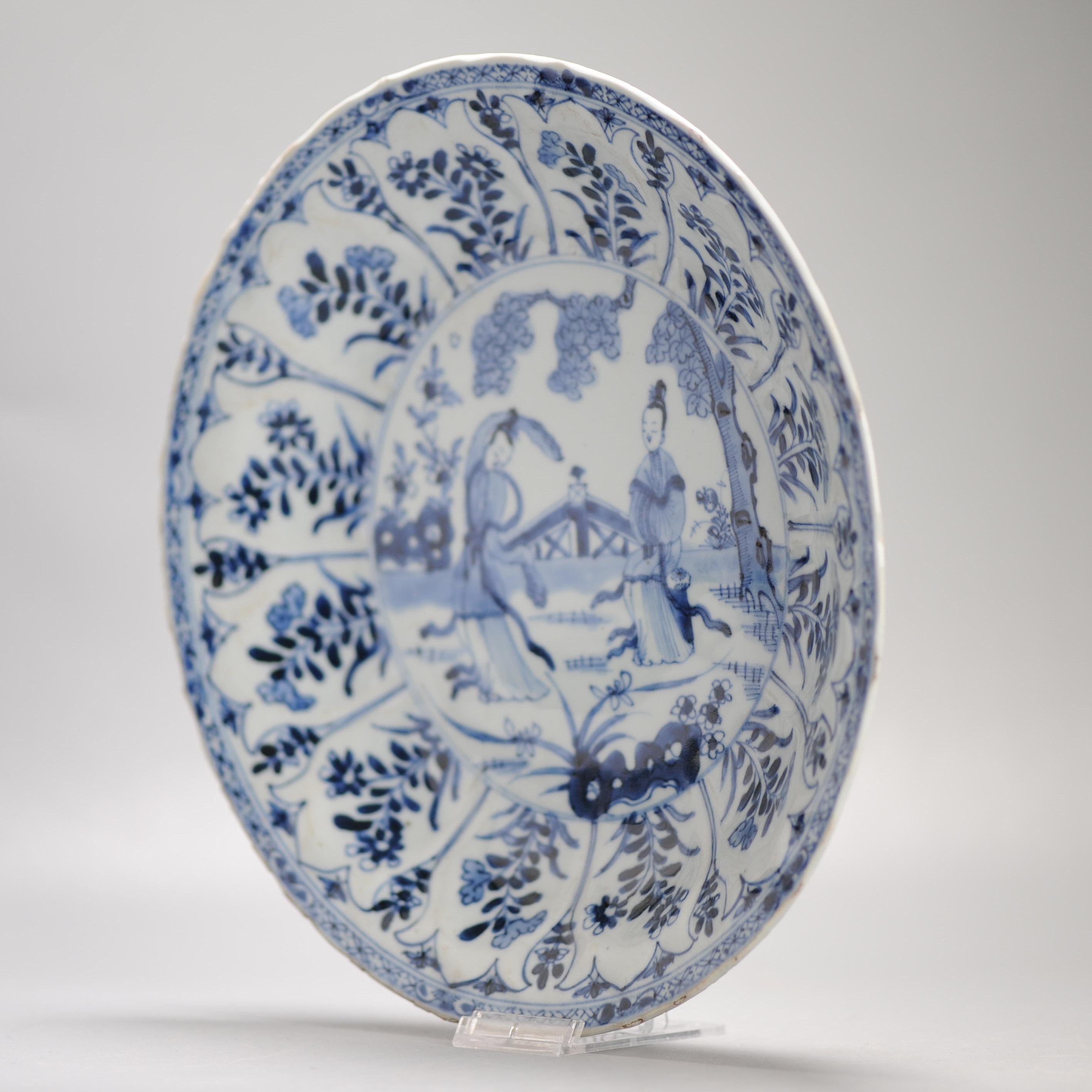 Plat en porcelaine chinoise ancienne de grande qualité datant de 1720, période Kangxi avec femmes en vente 5