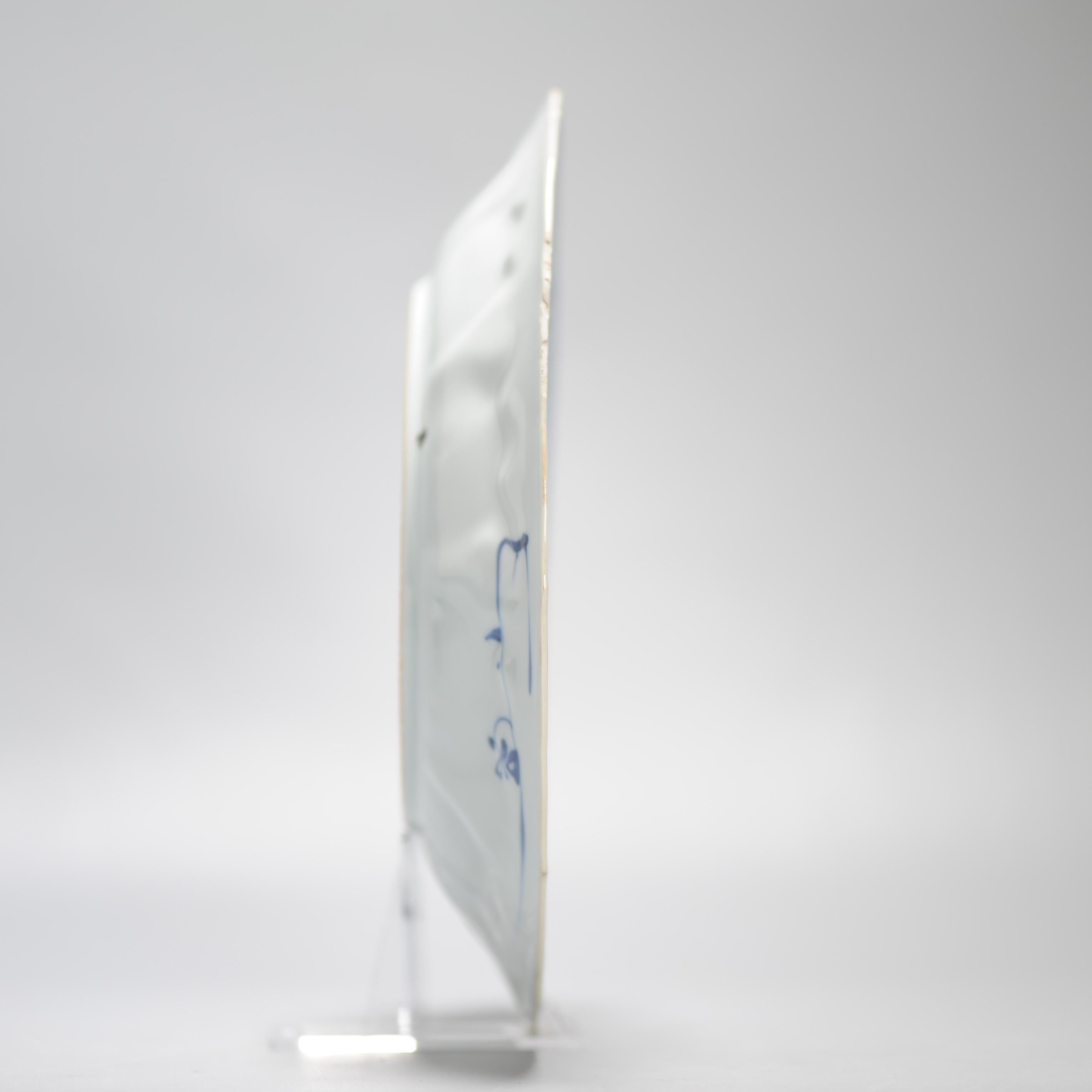 Plat en porcelaine chinoise ancienne de grande qualité datant de 1720, période Kangxi avec femmes en vente 5