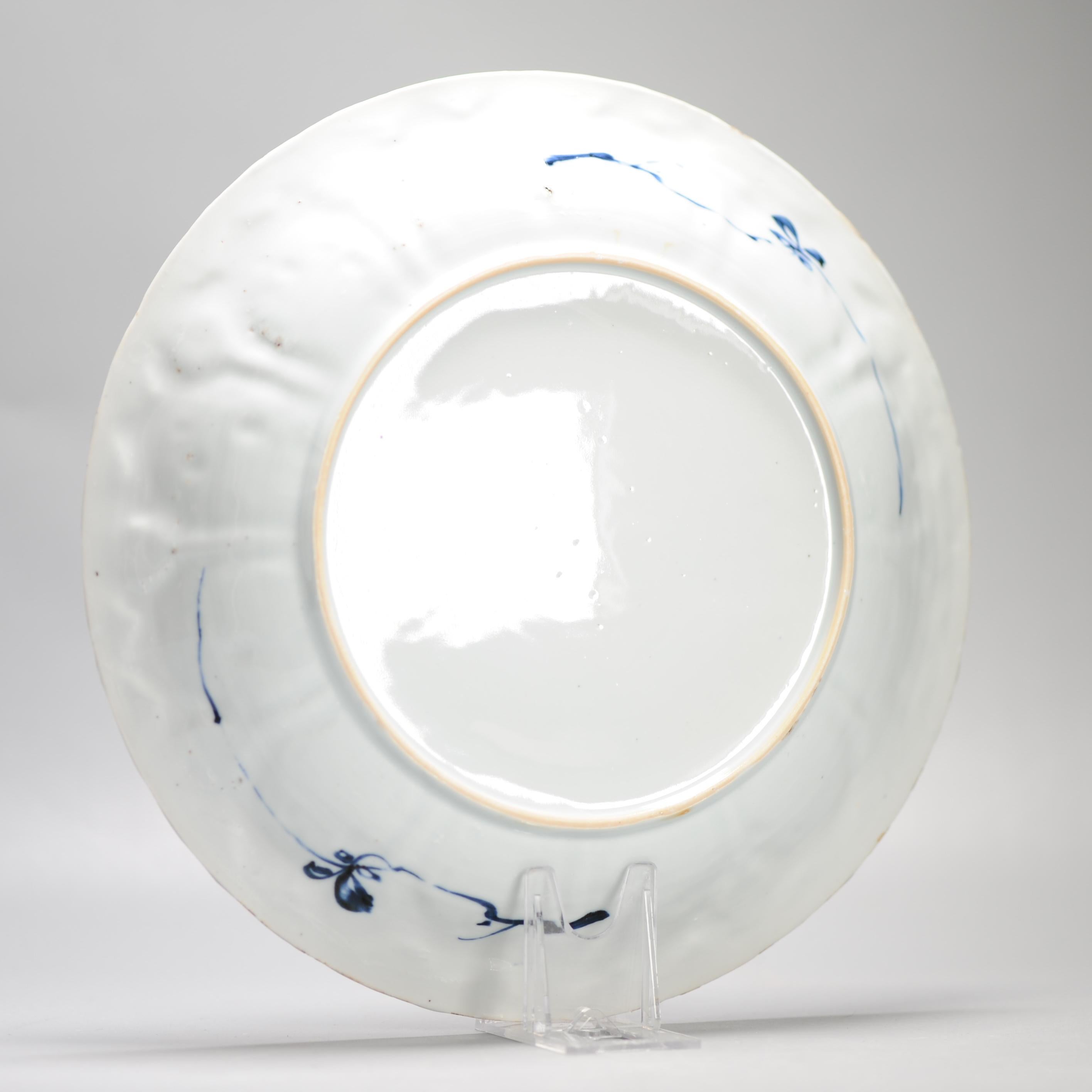 Plat en porcelaine chinoise ancienne de grande qualité datant de 1720, période Kangxi avec femmes en vente 6