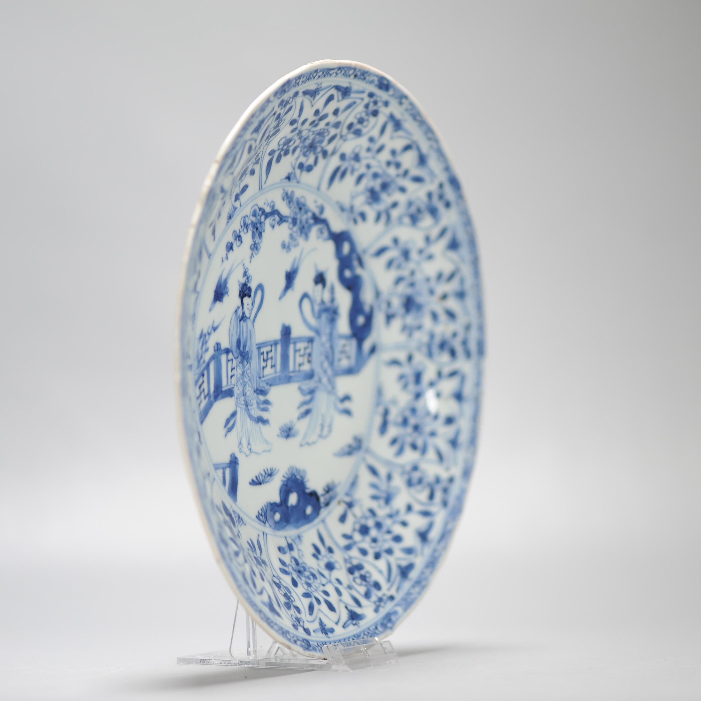 Plat en porcelaine chinoise ancienne de grande qualité datant de 1720, période Kangxi avec femmes en vente 6